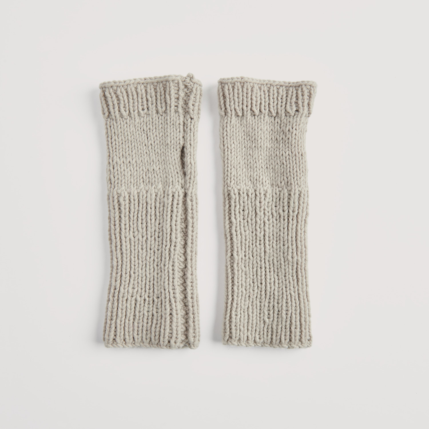 Strickset Stulpen Modell 02 aus Vegan Cashmere: Beigefarbene, gestrickte Stulpen aus weichem Material, ideal für kühle Tage.