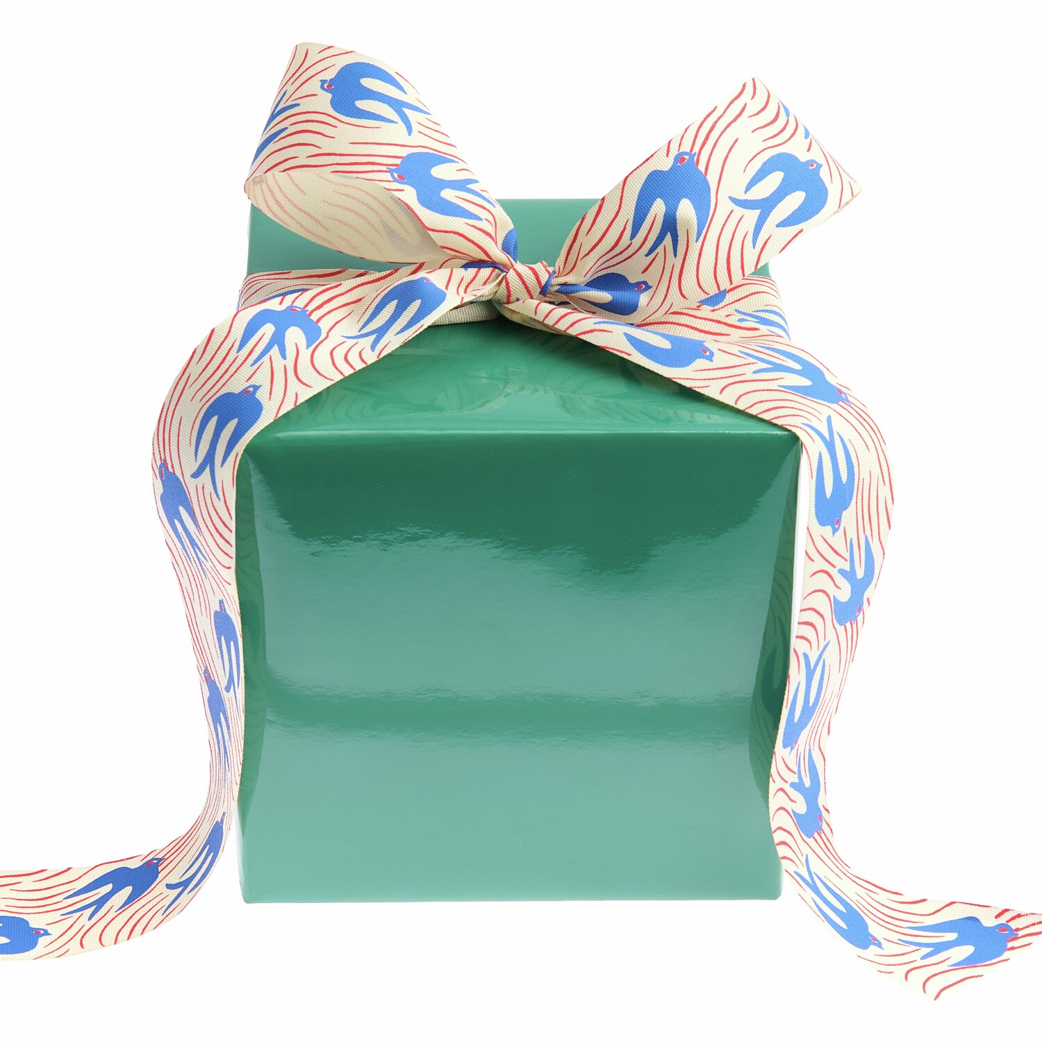 Taftband Midsommar Magic Schwalben umwickelt ein dunkelgrünes Geschenk mit glänzendem Lackpapier.