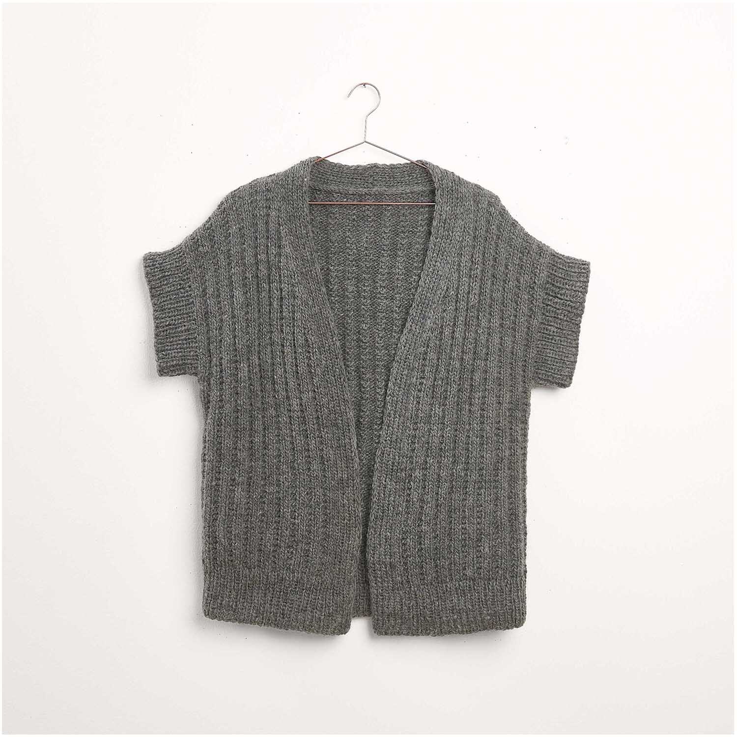 Strickset Weste Modell 11: Graue, kurzärmelige Strickweste auf einem Kleiderbügel vor weißem Hintergrund.