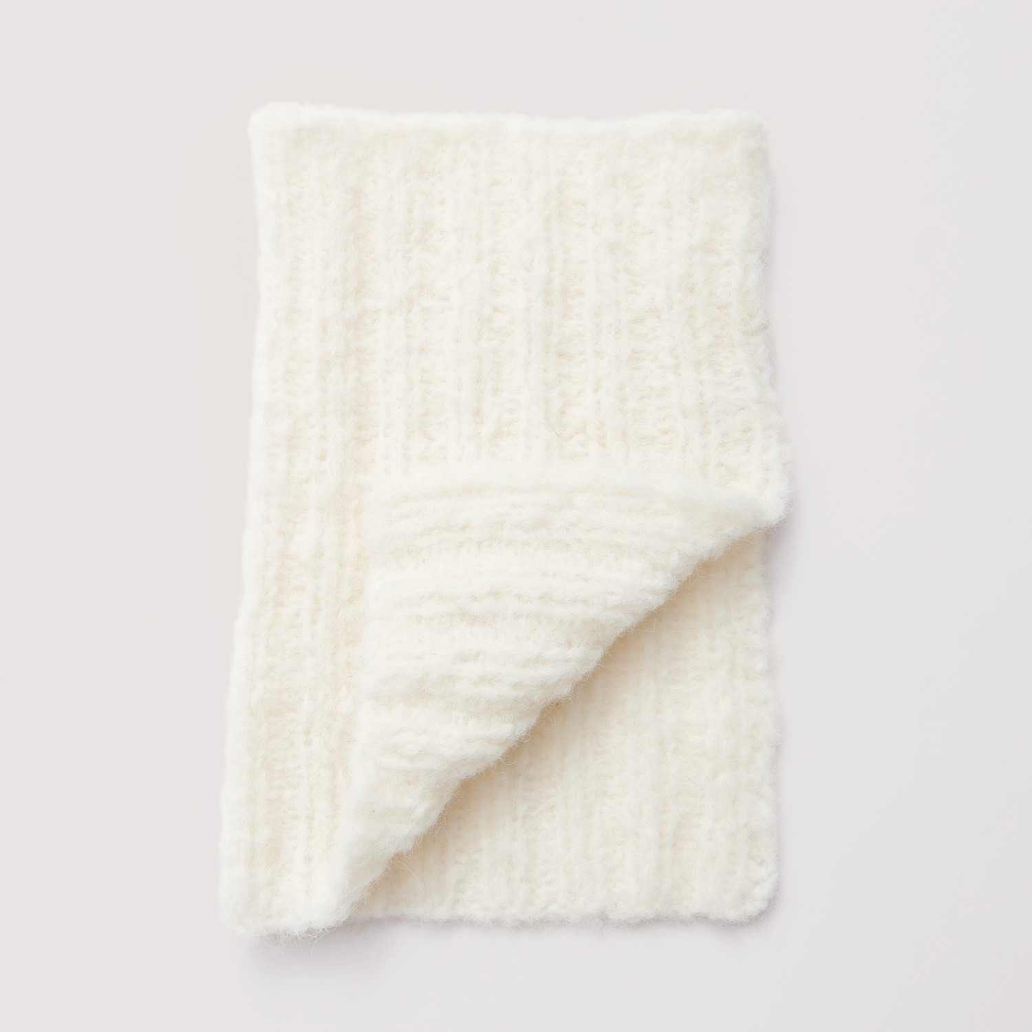 Kragen auf grauem Hintergrund – zum Strickset