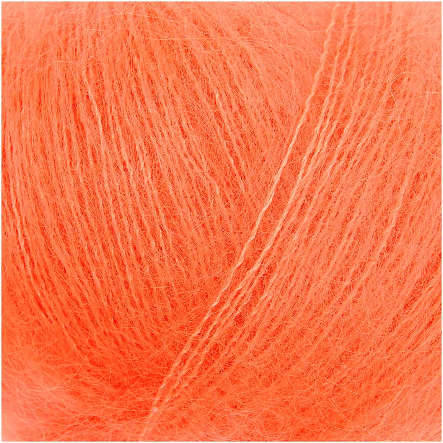 Essentials Super Kid Mohair Loves Silk: Weiches Garn in leuchtendem Orange, ideal für leichte Strickprojekte. 25g Knäuel mit 200m Lauflänge.