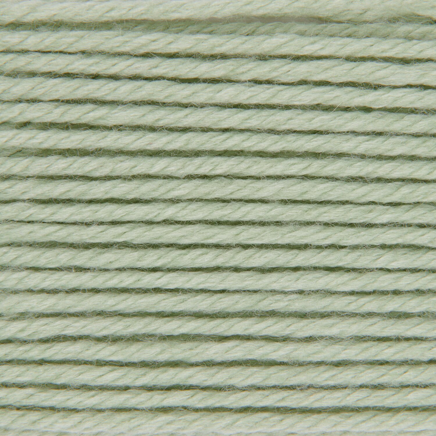 Essentials Mega Wool chunky, gleichmäßig aufgewickeltes Strickgarn in zartem Salbeiton von Rico Design, Strukturdetail mit Lauflänge 100g 115m