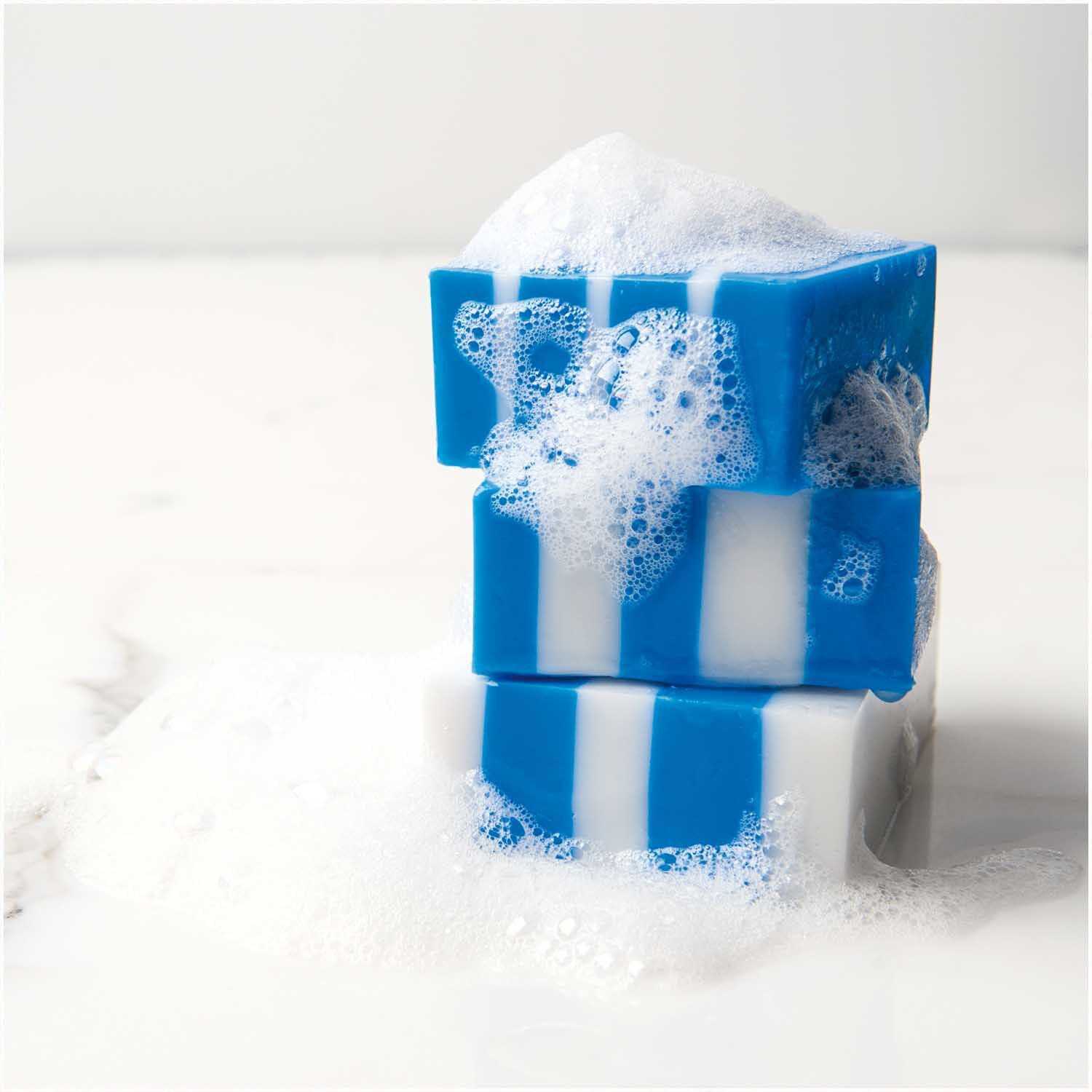 Seifengießform quadratisch von Rico Design, ideal für kreative Seifenprojekte, zeigt blaue und weiße Seifenstücke mit Schaum.