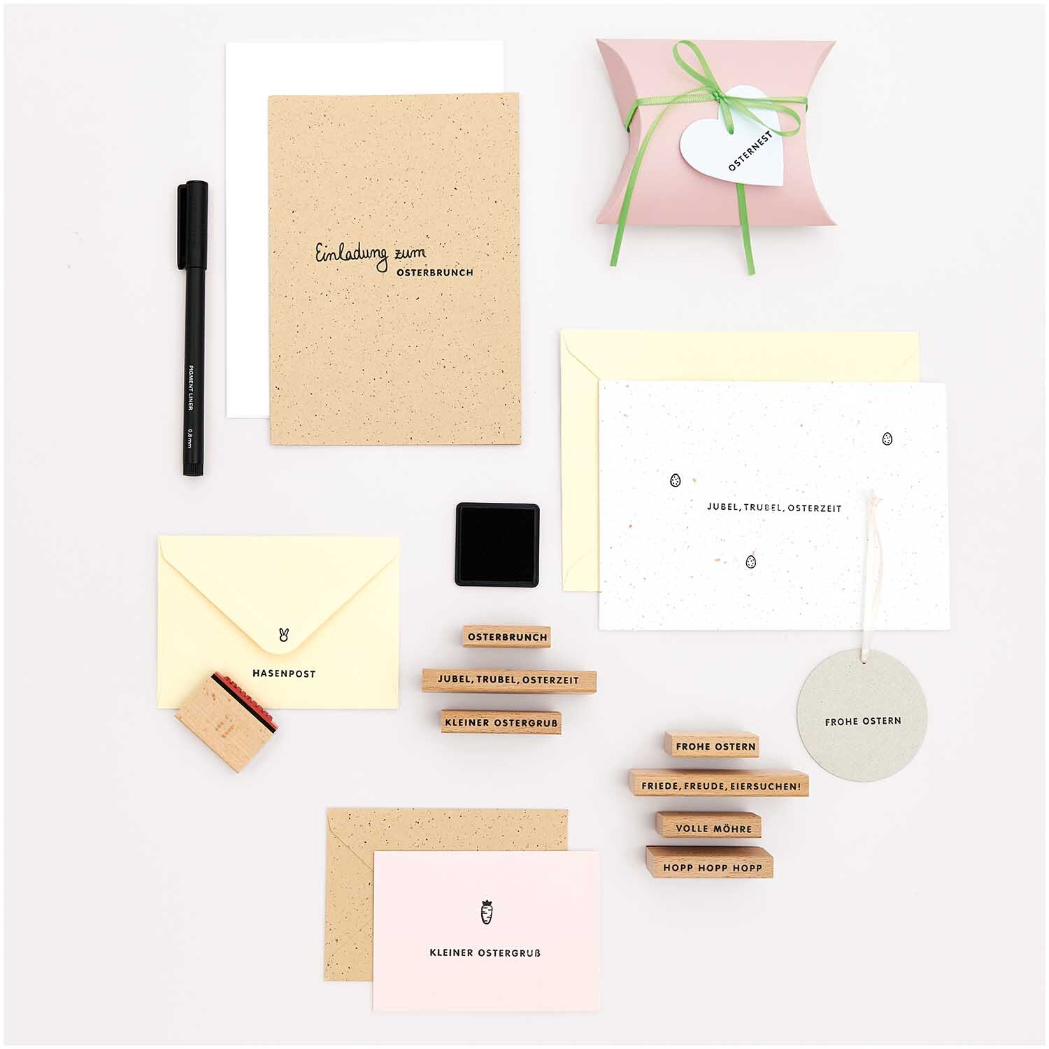 Paper Poetry Stempelset Frohe Ostern: 27-teiliges Set mit Karten, Umschlägen und Stempeln für kreative Ostergrüße. Ideal für Bastelprojekte.