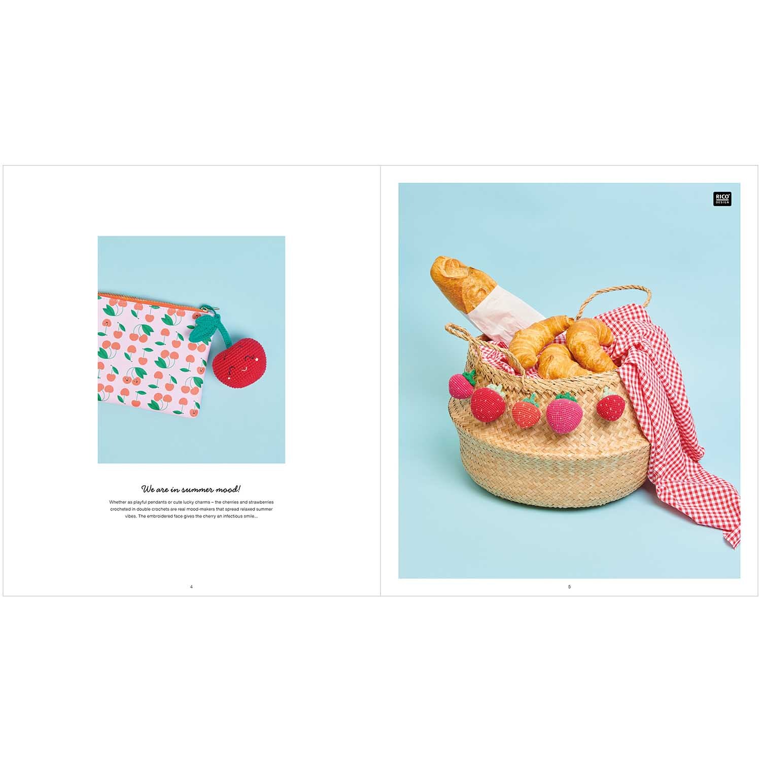 Ricorumi Just Bees + Fruits + Flowers englisch: Korb mit Croissants und Erdbeerdekor auf blauem Hintergrund.