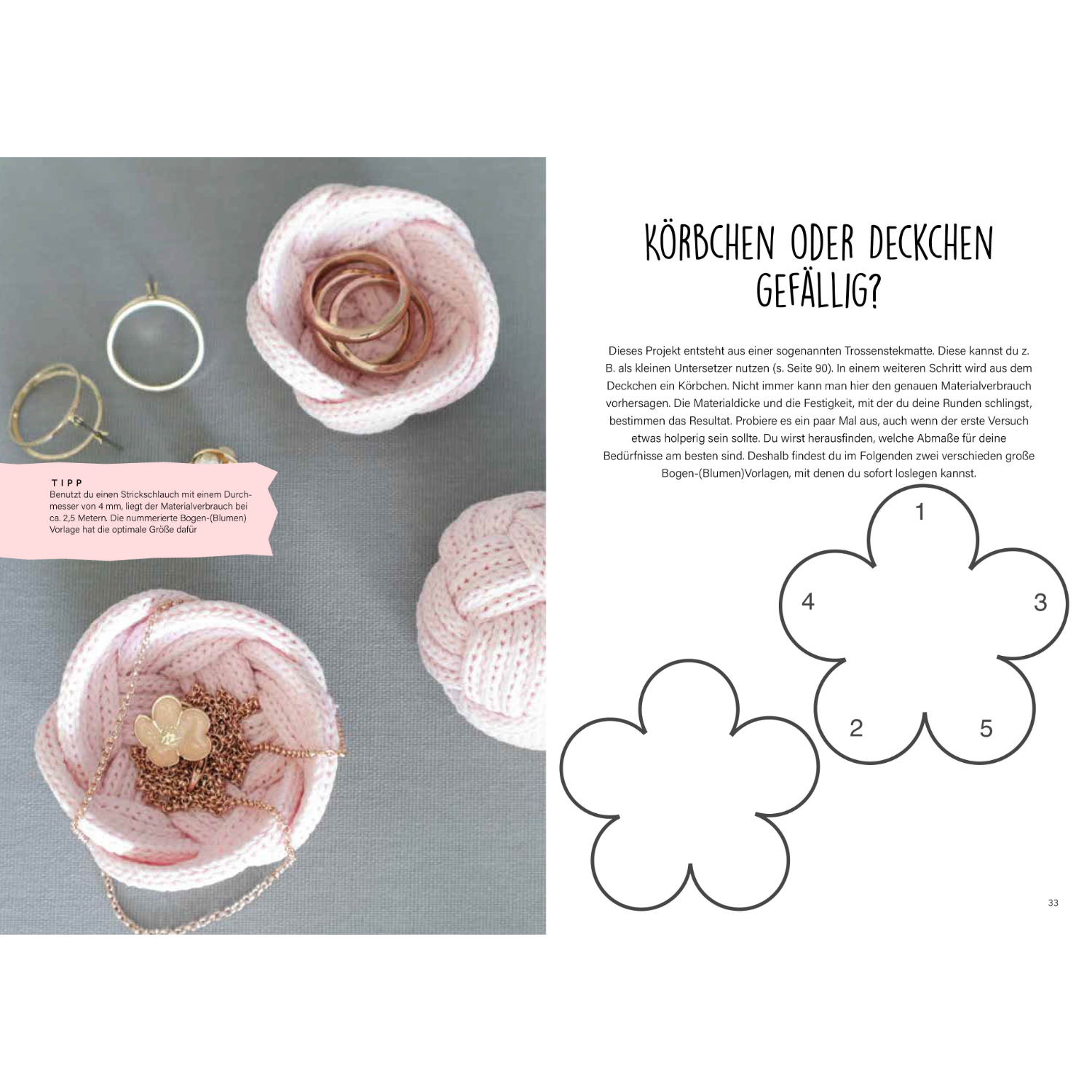 Deko-Ideen aus Strickschlauch: Kreative Strickblumen in Rosa mit Schmuck auf grauem Hintergrund, inspiriert vom Christophorus Verlag.