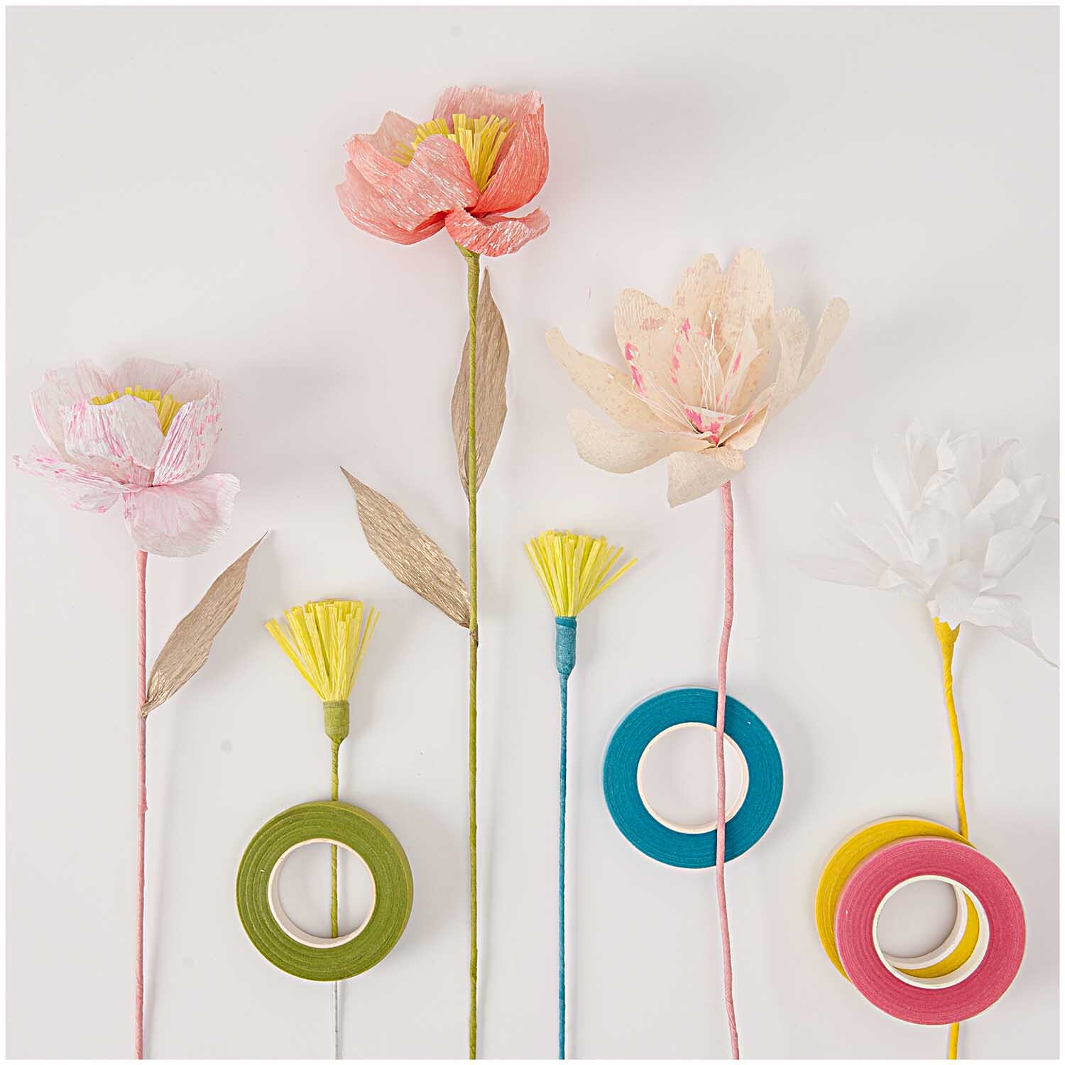 Floristenkrepp in verschiedenen Farben von Rico Design, dekoriert mit kunstvollen Papierblumen.