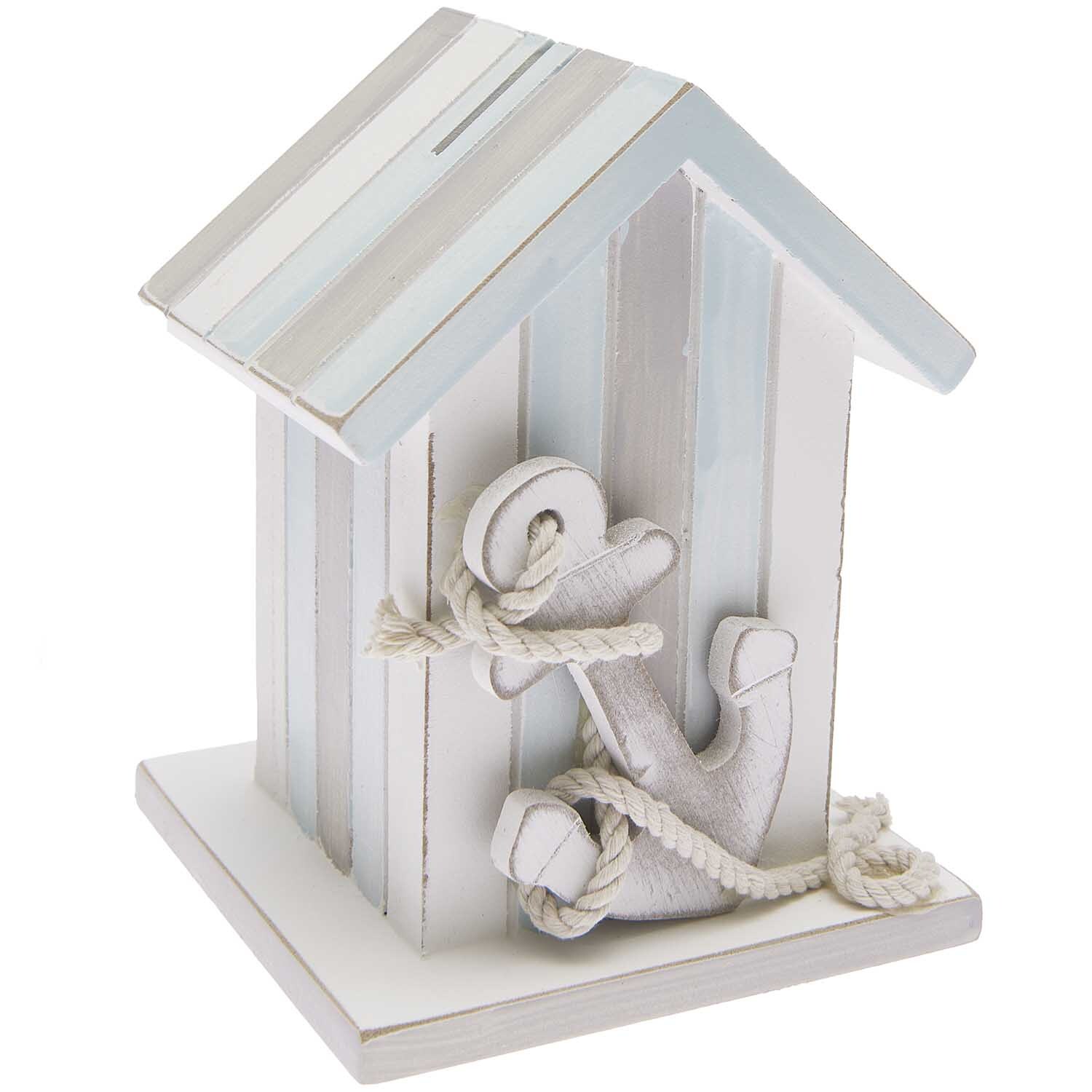 Spardose Strandhaus 15x11,5x11,5cm von Rico Design in Form eines maritimen Häuschens mit Ankerdekor.