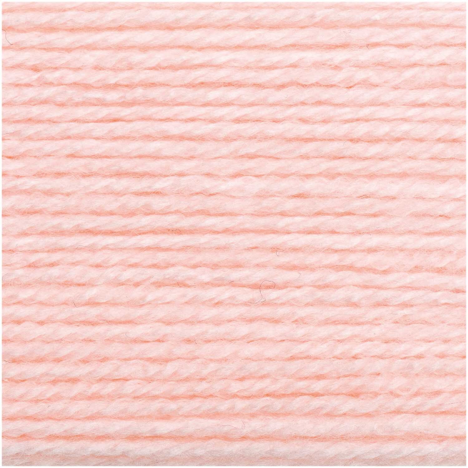 Basic Soft Acryl dk von Rico Design in Puder. Nahaufnahme von weichem, pastellfarbenem Garn, ideal für Strickprojekte.