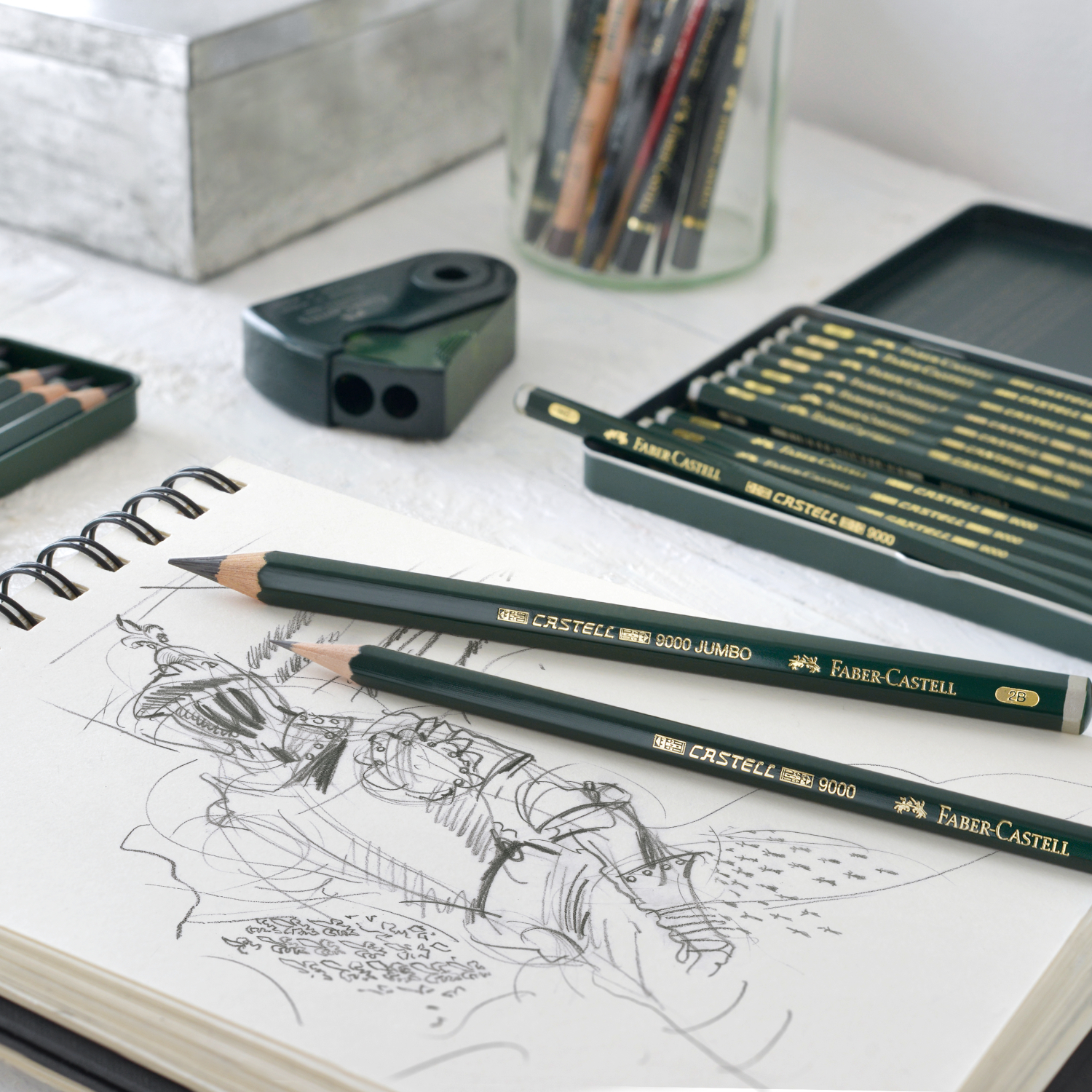 Castell 9000 Jumbo Bleistift: Skizzenbuch mit grünen Bleistiften und Anspitzer von Faber Castell.