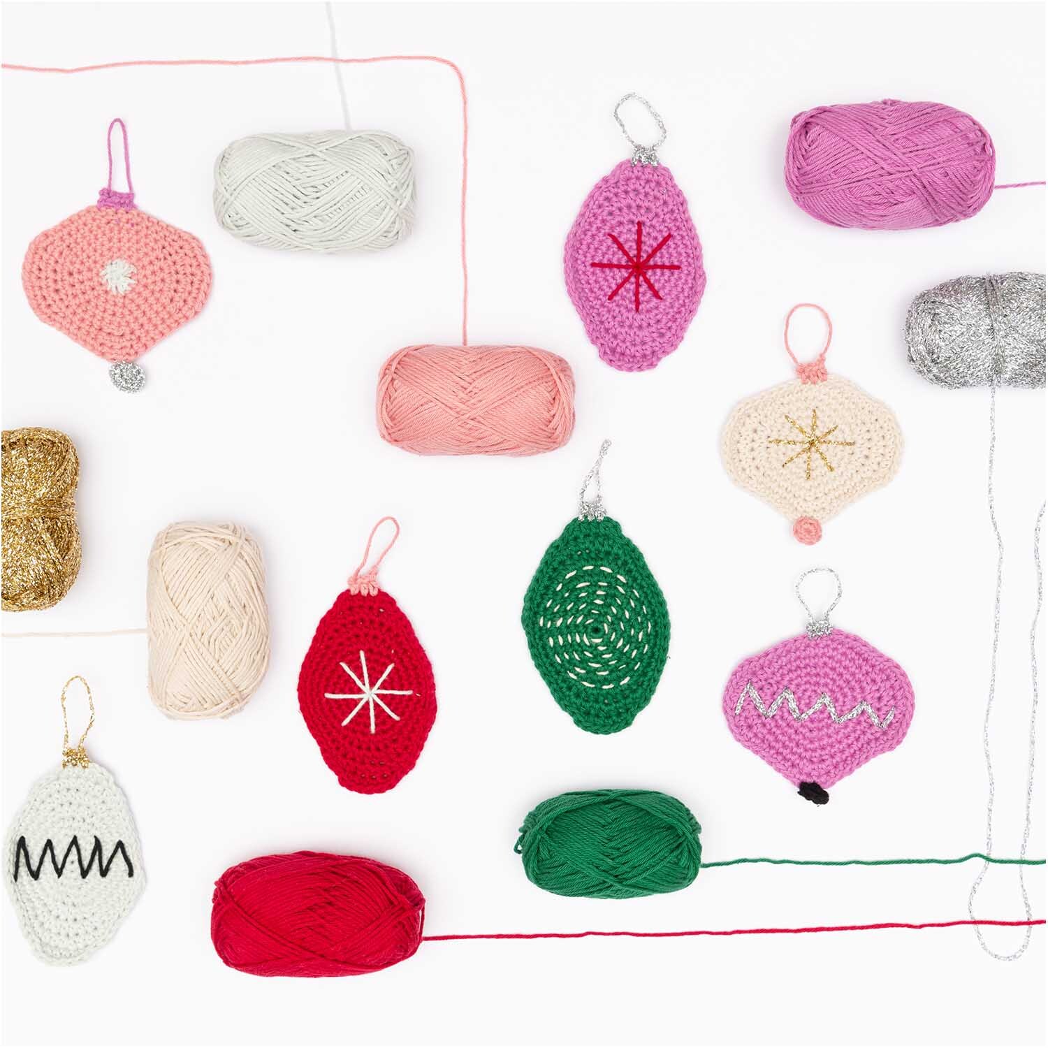 Creative Ricorumi dk: Bunte Häkelornamente und Garnknäuel in verschiedenen Farben, ideal für kreative Projekte.