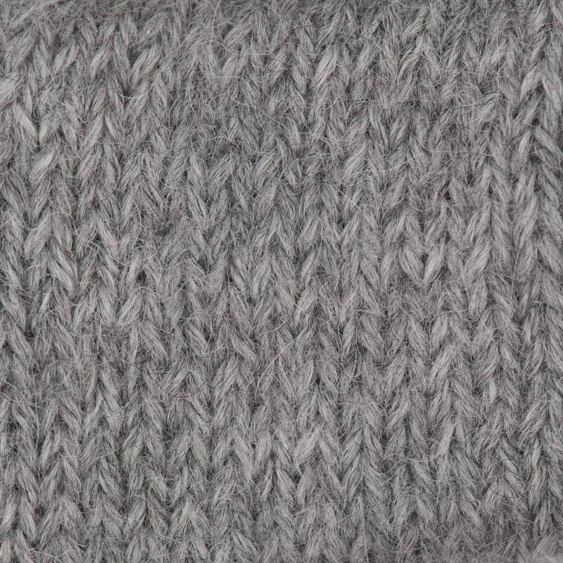 Baby Alpaka: Nahaufnahme von grauer Strickwolle, ideal für weiche und warme Projekte.