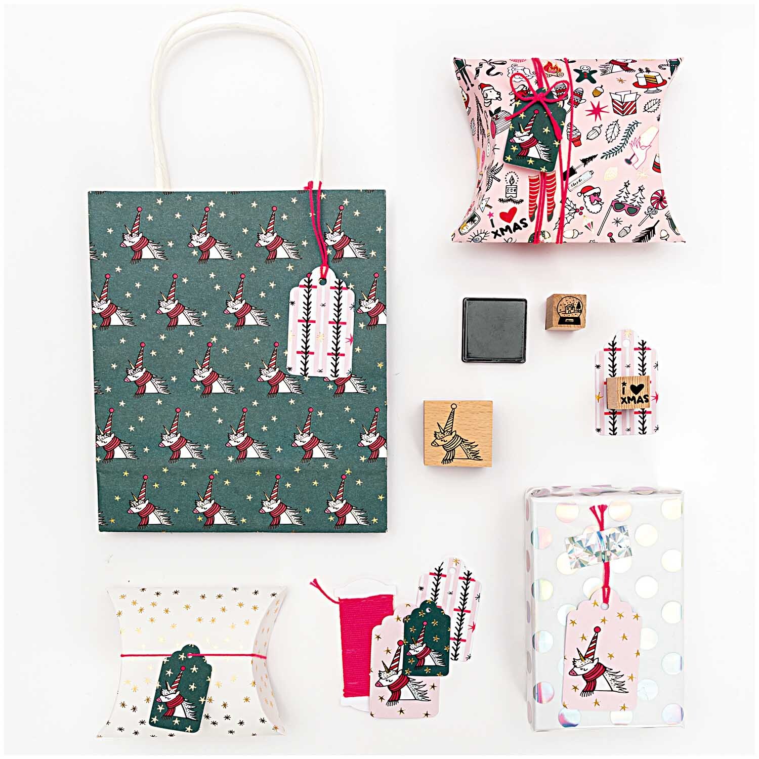Paper Poetry Geschenkanhänger Magical Christmas 30 Stück mit weihnachtlichen Motiven auf Geschenkverpackungen und Tüten von Rico Design.