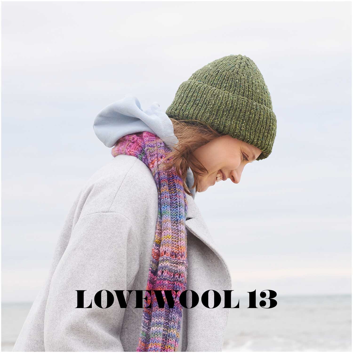 Fashion Modern Tweed aran: Frau am Strand mit olivgrüner Mütze und bunter Schal, Rico Design.