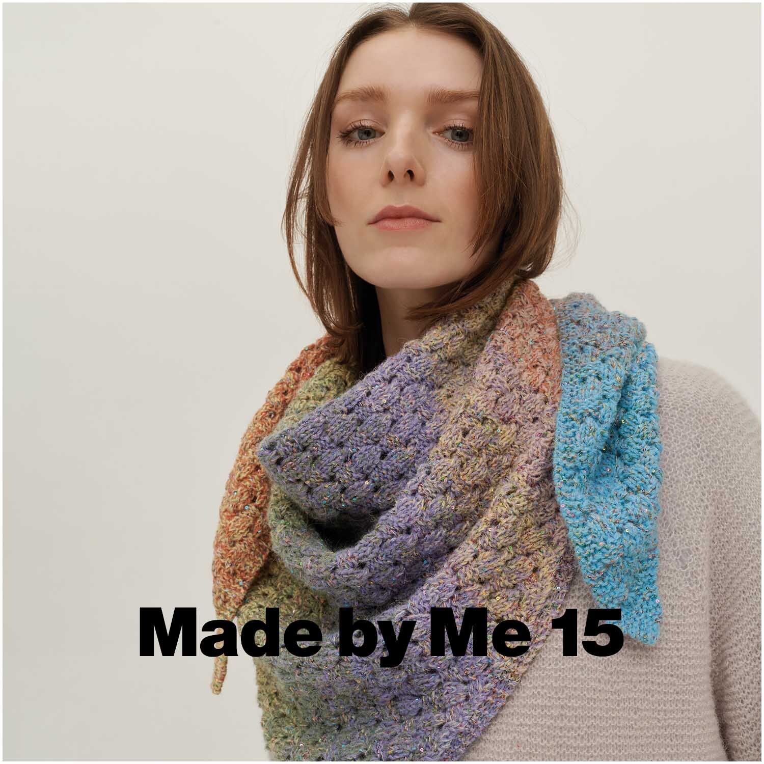 Creative Alpaca Dégradé Lucky 8: Frau trägt gestrickten Schal in Pastellfarben von Rico Design, ideal für den Sommer.
