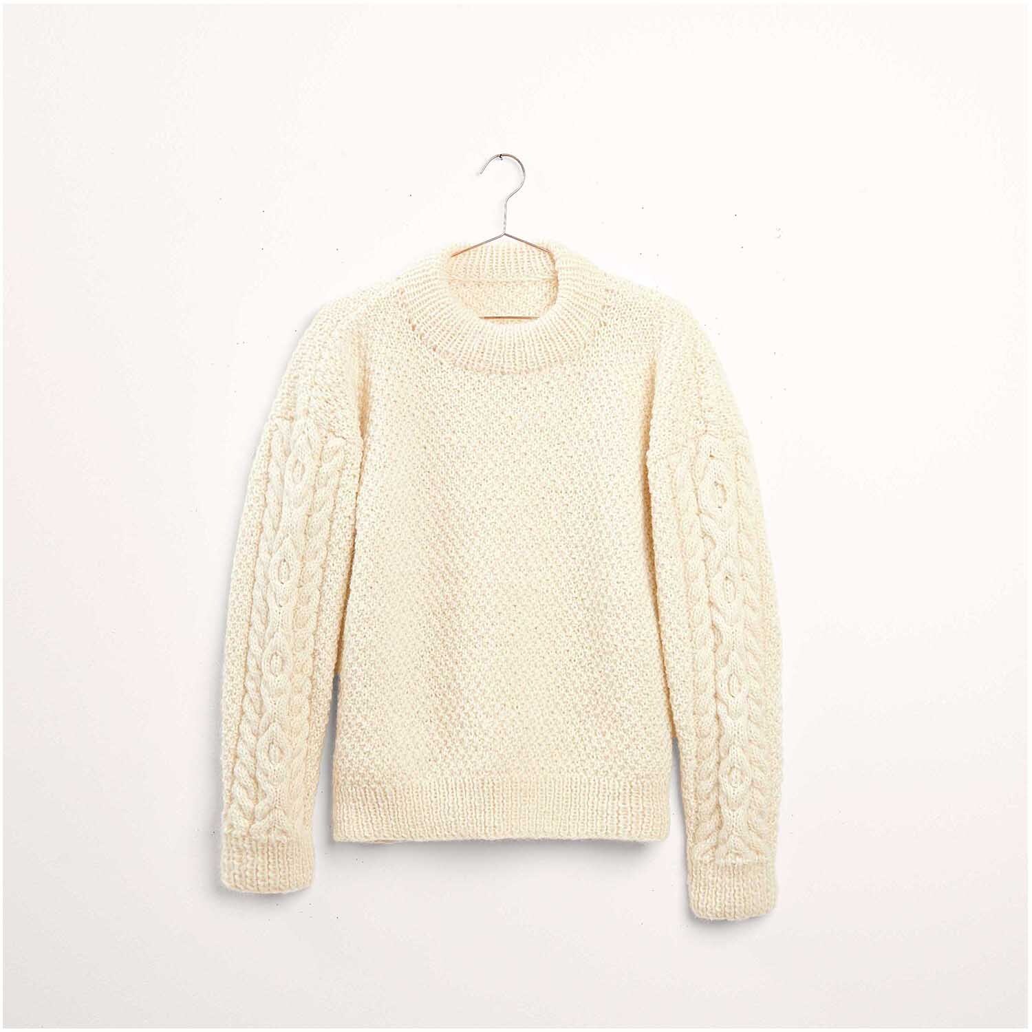 Strickset Pullover Modell 01: Cremefarbener Herrenpullover mit Zopfmuster, ideal für den Winter.