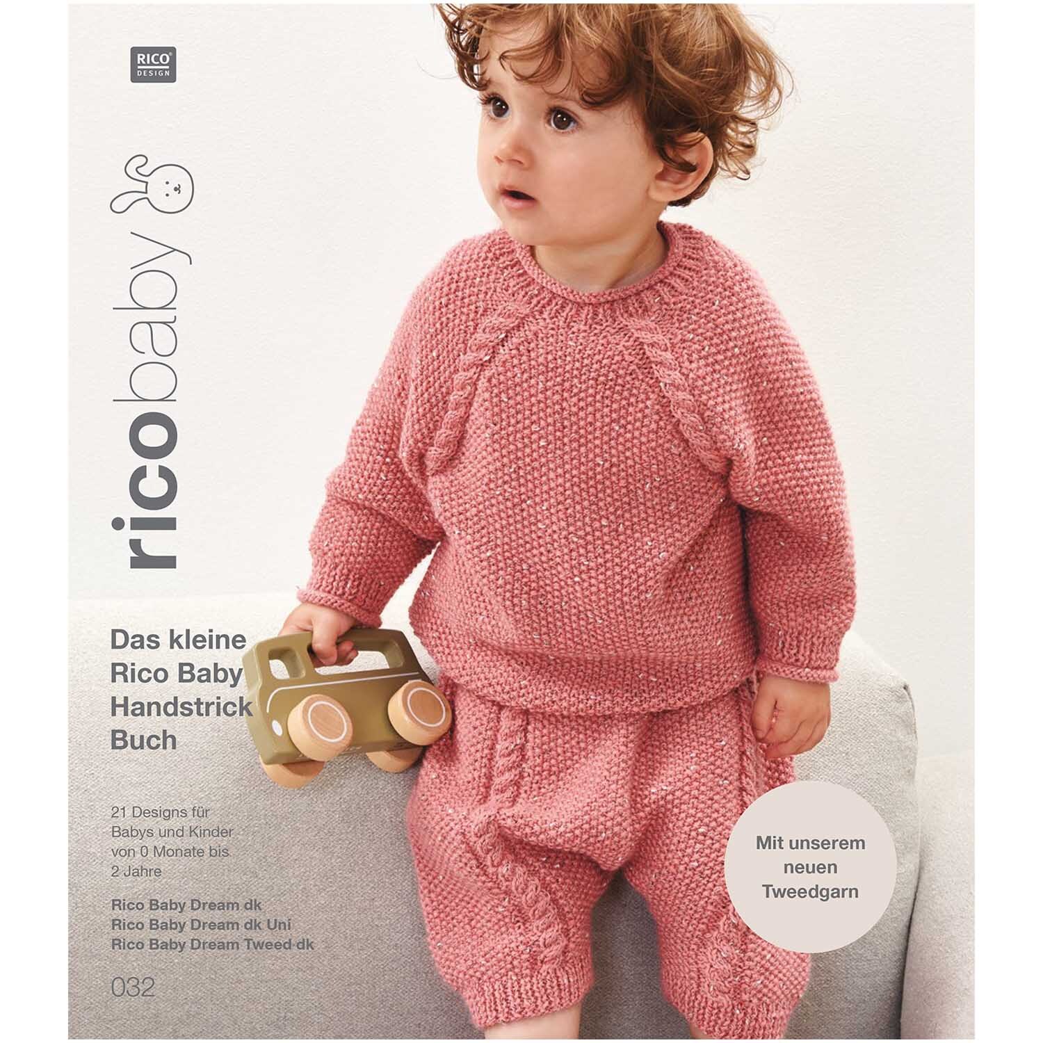 Rico Baby Heft Nr.32 zeigt ein Kleinkind in rosa Strickkleidung, das mit einem Holzauto spielt.