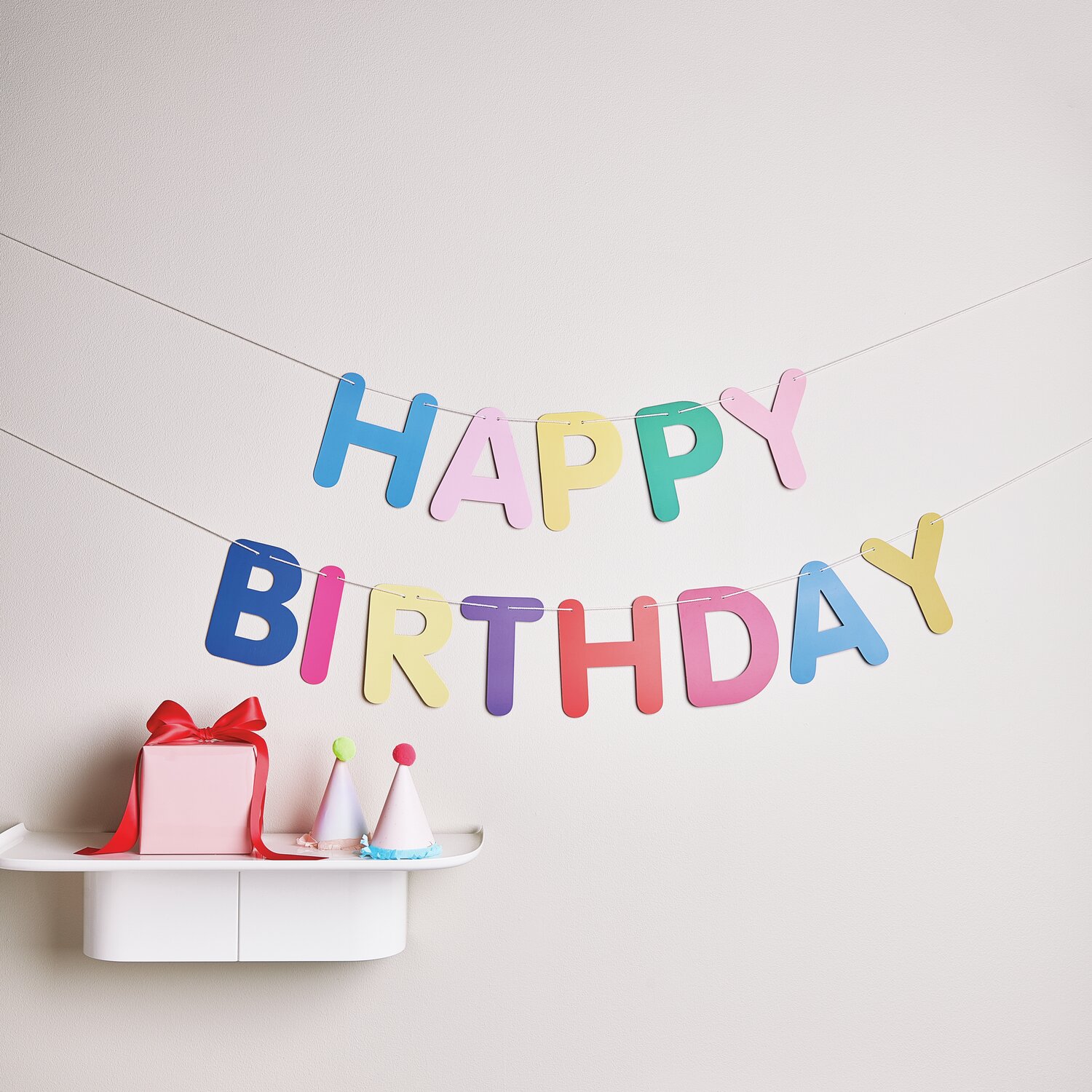 Paper Poetry Girlande mit bunten Buchstaben "Happy Birthday" von Rico Design, 5m lang, dekoriert eine Wand.
