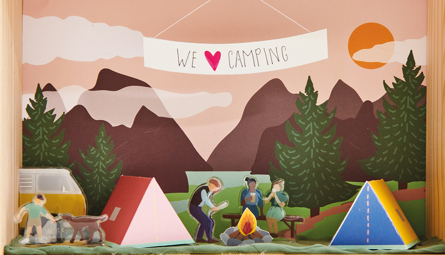 Bastelanleitung Figurico Camping: Szene mit Zelten, Lagerfeuer und Figuren vor Bergkulisse.