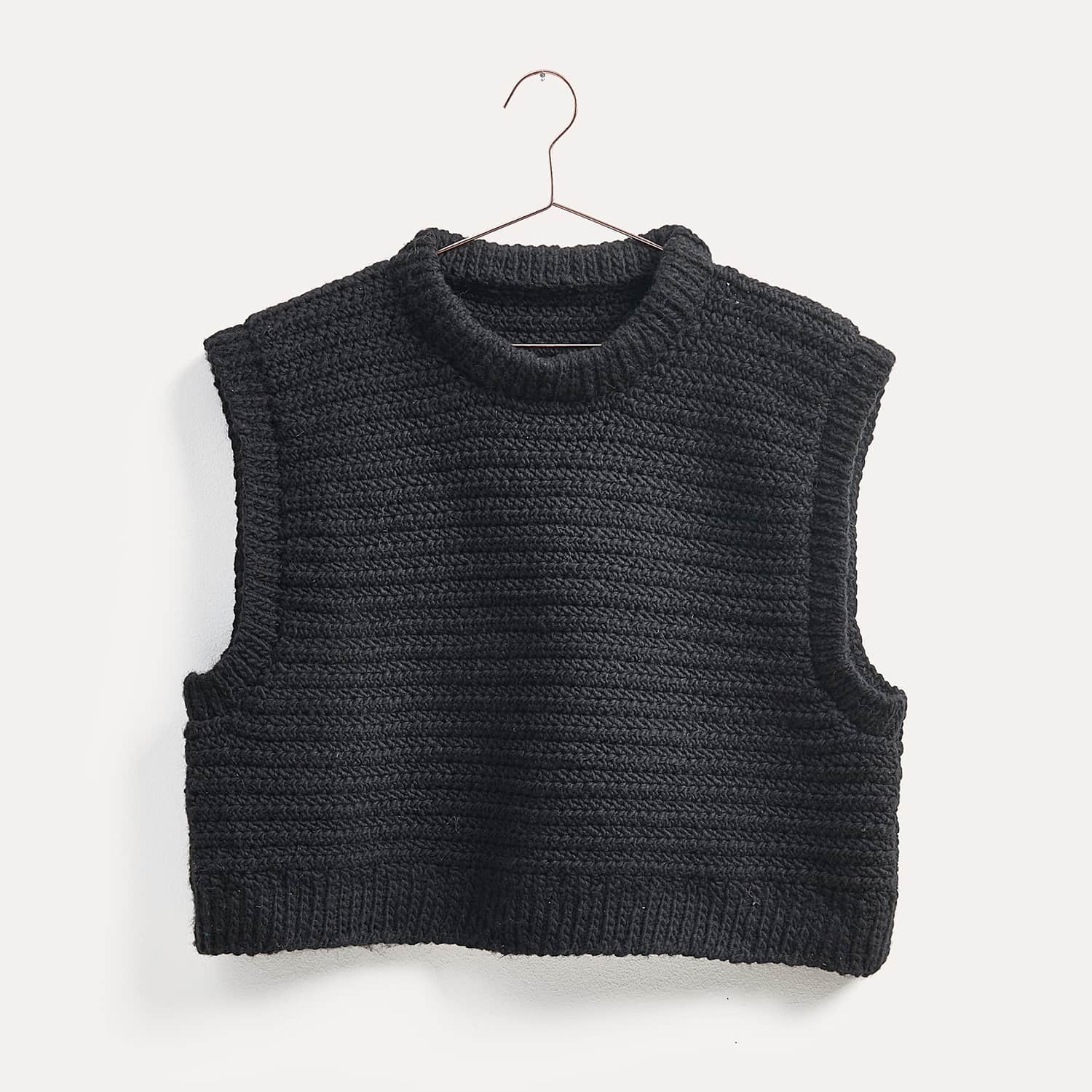 Gehäkelter Pullunder in Schwarz: Modell 01 aus dem Heft Winter Crochet Collection