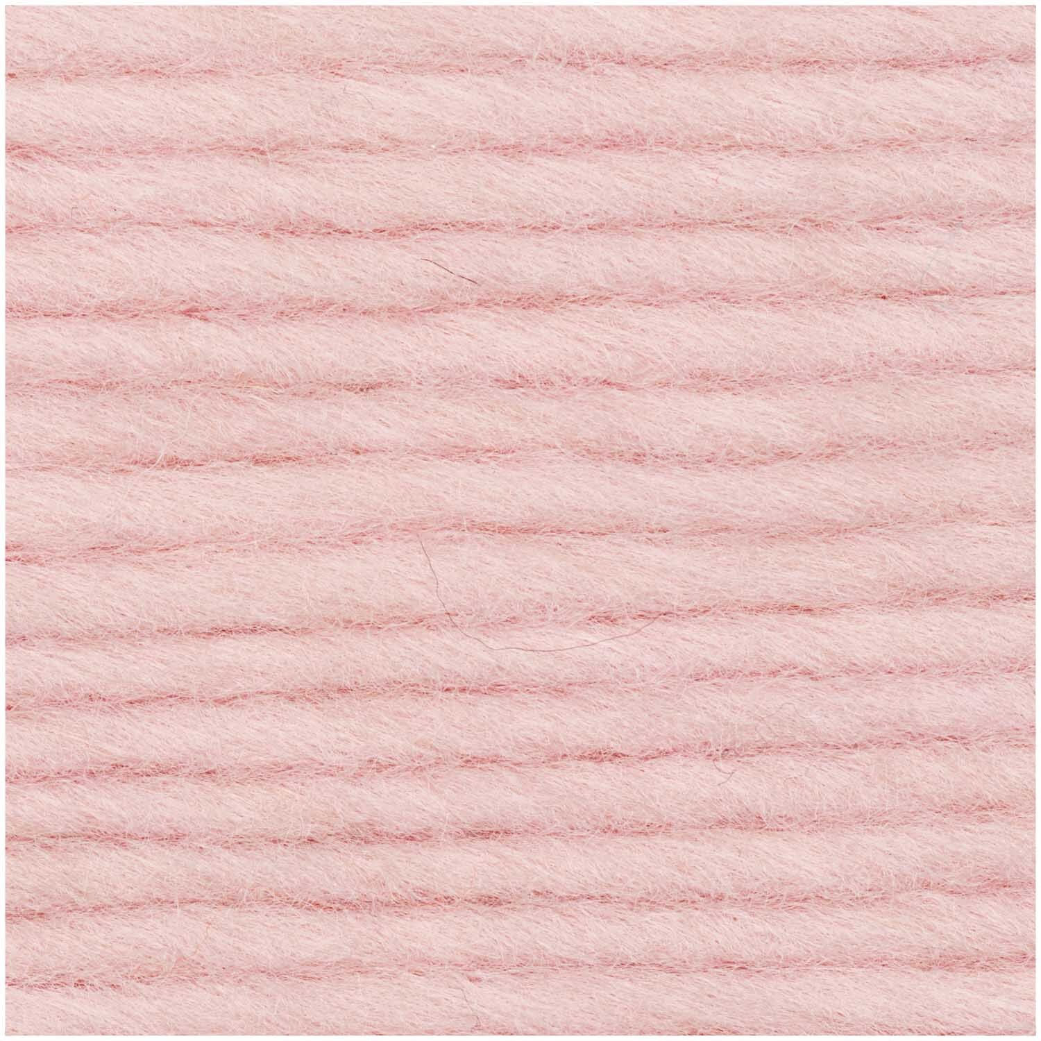 Essentials Super super chunky Wolle in zartem Rosa von Rico Design, 100g Knäuel mit 90m Länge. Ideal für warme, voluminöse Strickprojekte.