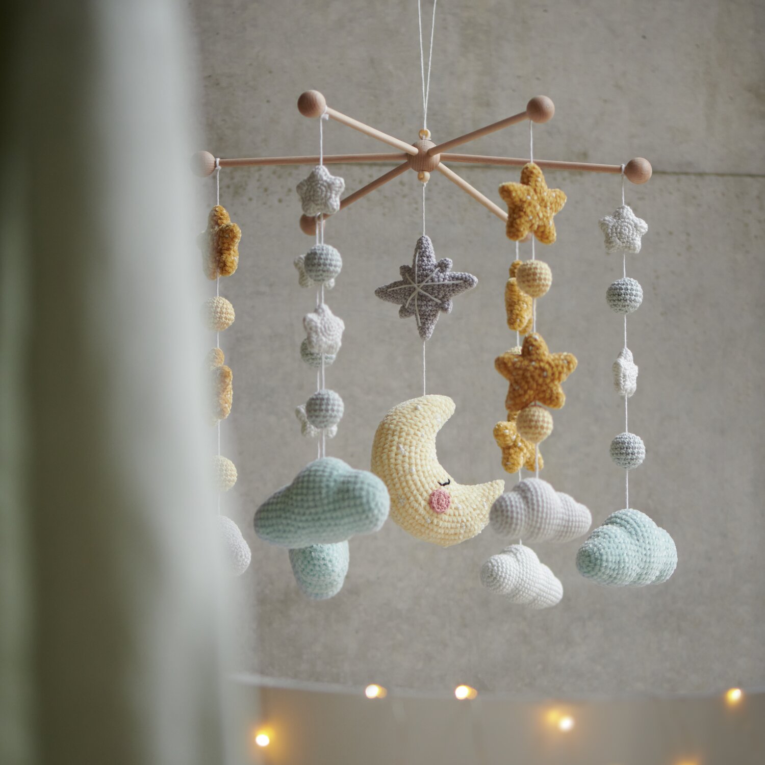 Ricorumi Glow In The Dark Mobile mit gehäkelten Sternen, Wolken und Mond in sanften Pastelltönen für das Kinderzimmer.
