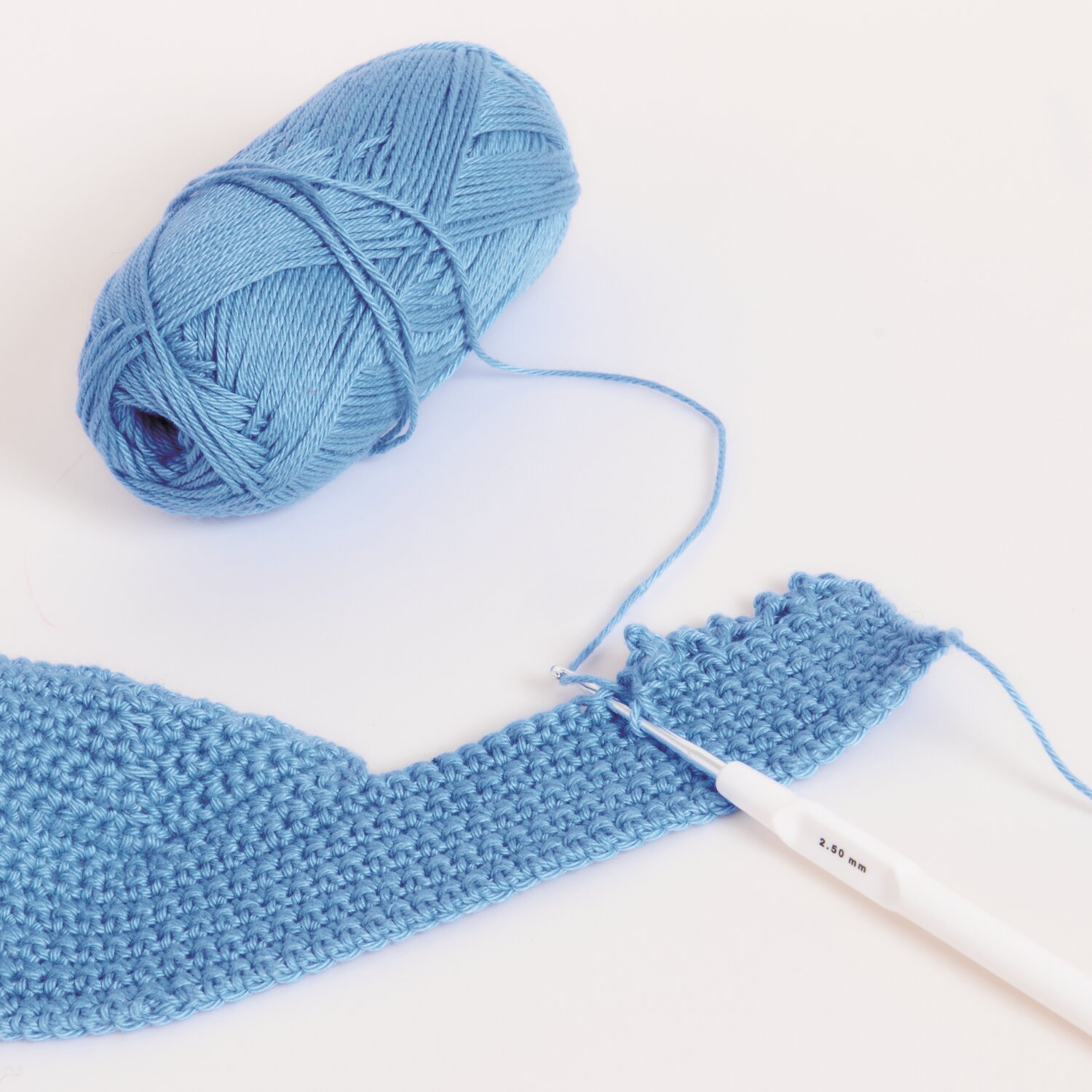 Made by Me No. 22 Frühjahr-Sommer: Himmelblaues Garn von Rico Design mit Häkelnadel.