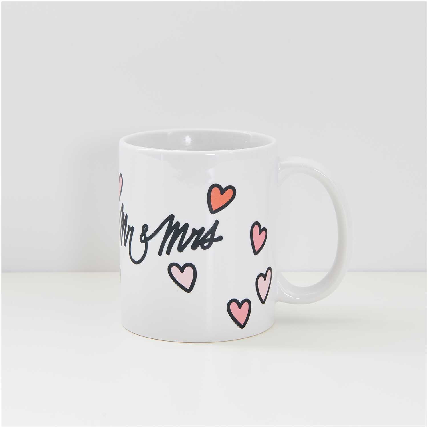 Transfermotiv Just Married 10 Stück: Weiße Tasse mit "Mr & Mrs" Schriftzug und roten Herzen von Rico Design.