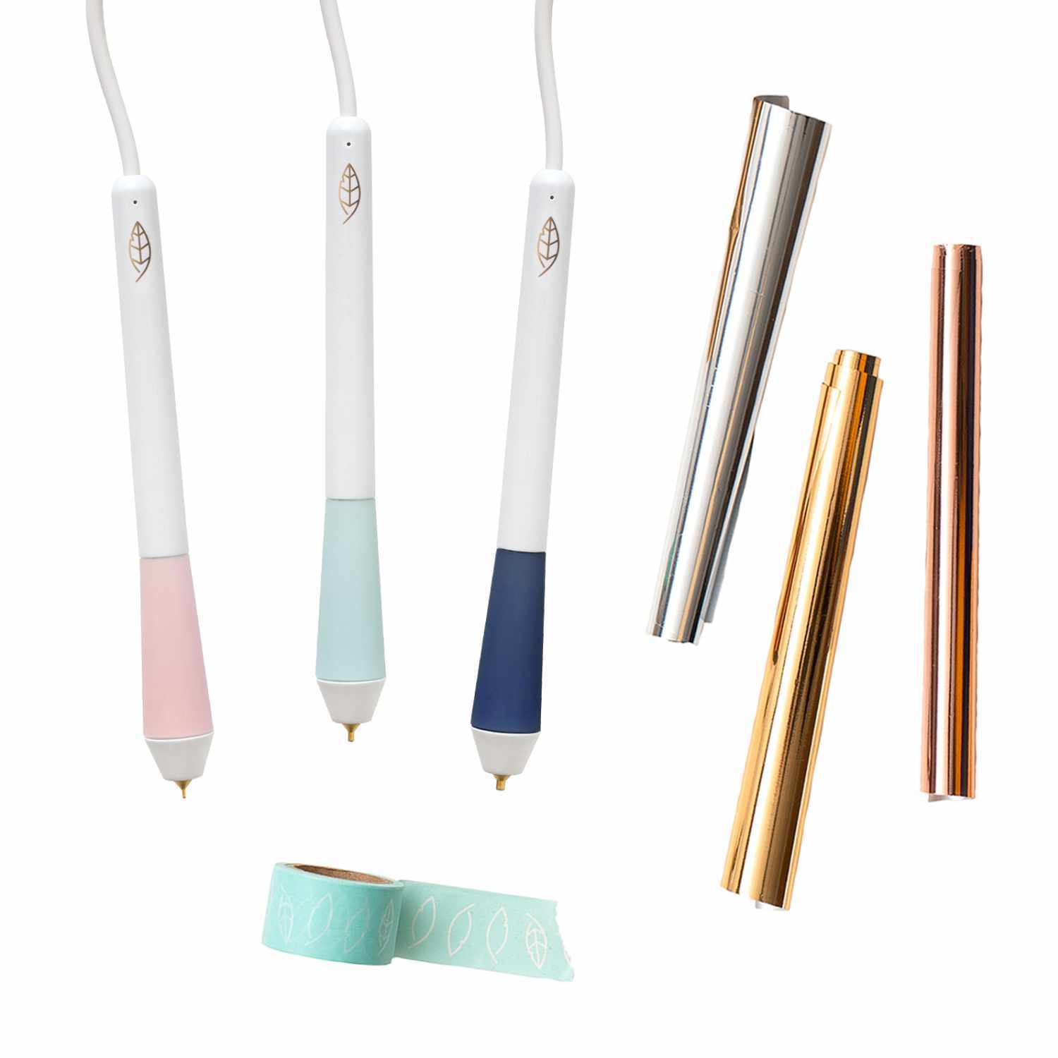 Foil Quill Freestyle Pen Kit mit drei Stiften in Pastellfarben und metallischen Folienrollen. Ideal für kreative Projekte.