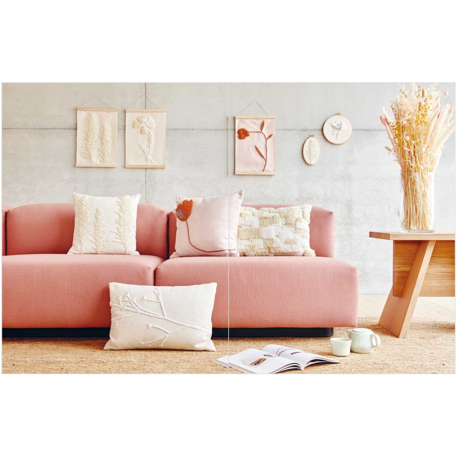 Stickbuch Punch Needle Nr. 4 Transformation: Stilvolles Wohnzimmer mit rosa Sofa, dekorativen Kissen und Wandkunst, ideal für moderne Inneneinrichtung.