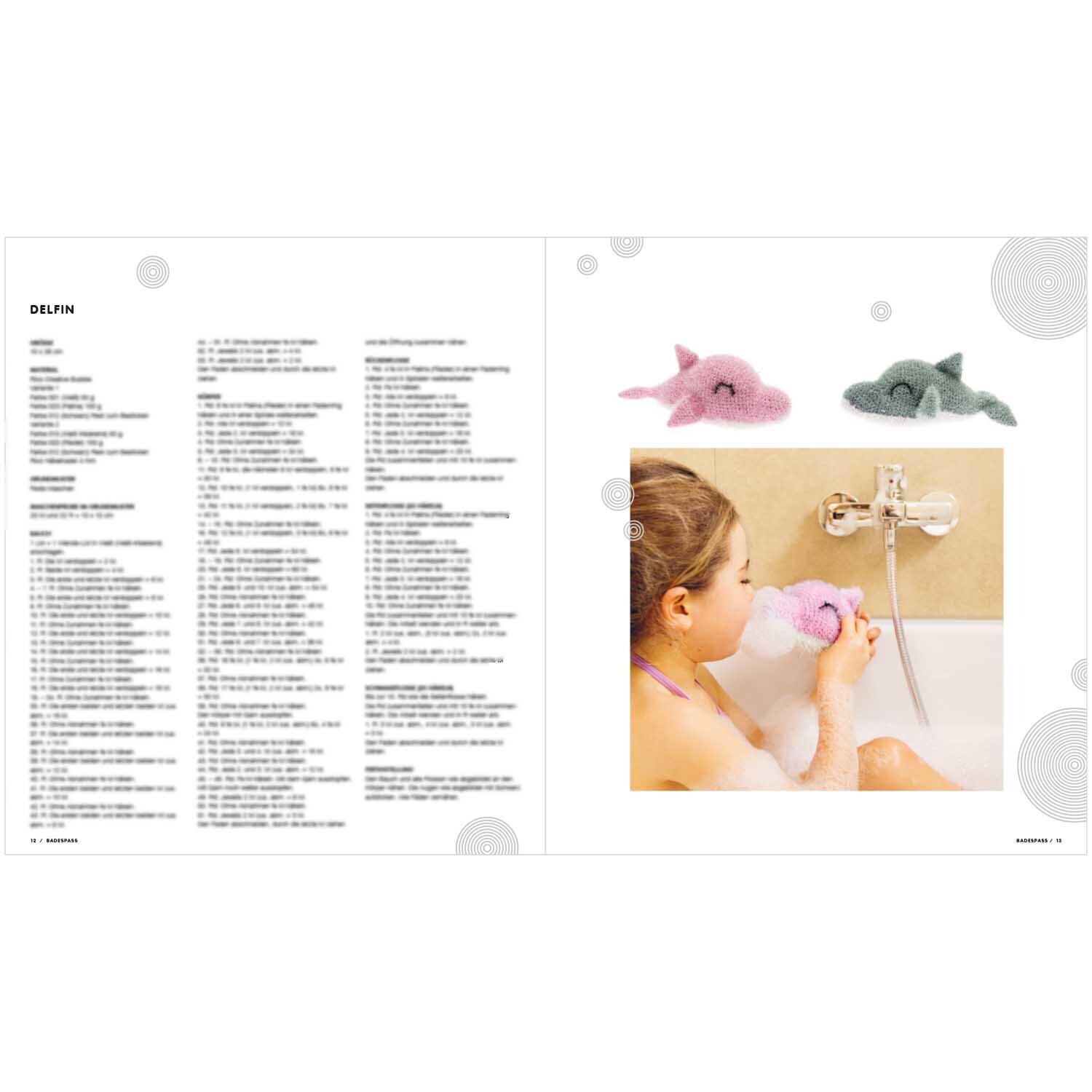 Creative Bubble - Bubble Badespaß: Kind spielt in der Badewanne mit bunten, gehäkelten Delfin-Schwämmen.