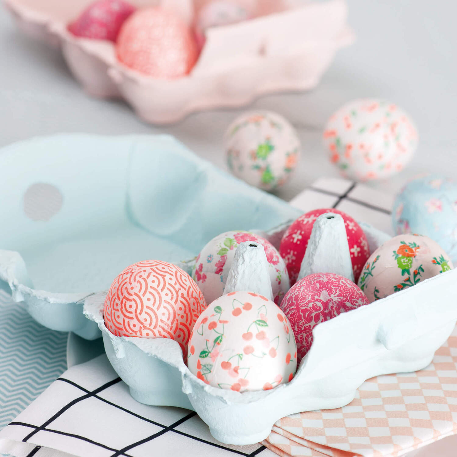 Bastelanleitung Ostereier mit Paper Patch: Bunte Ostereier in einer Eierschachtel, dekoriert mit floralen Mustern und Pastelltönen.