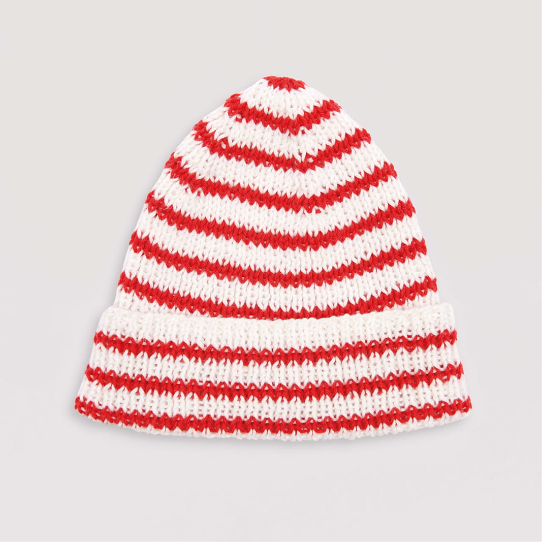 Gestrickte Babymütze weiß-rot gestreift: Modell 06 aus dem Heft Rico Baby 039