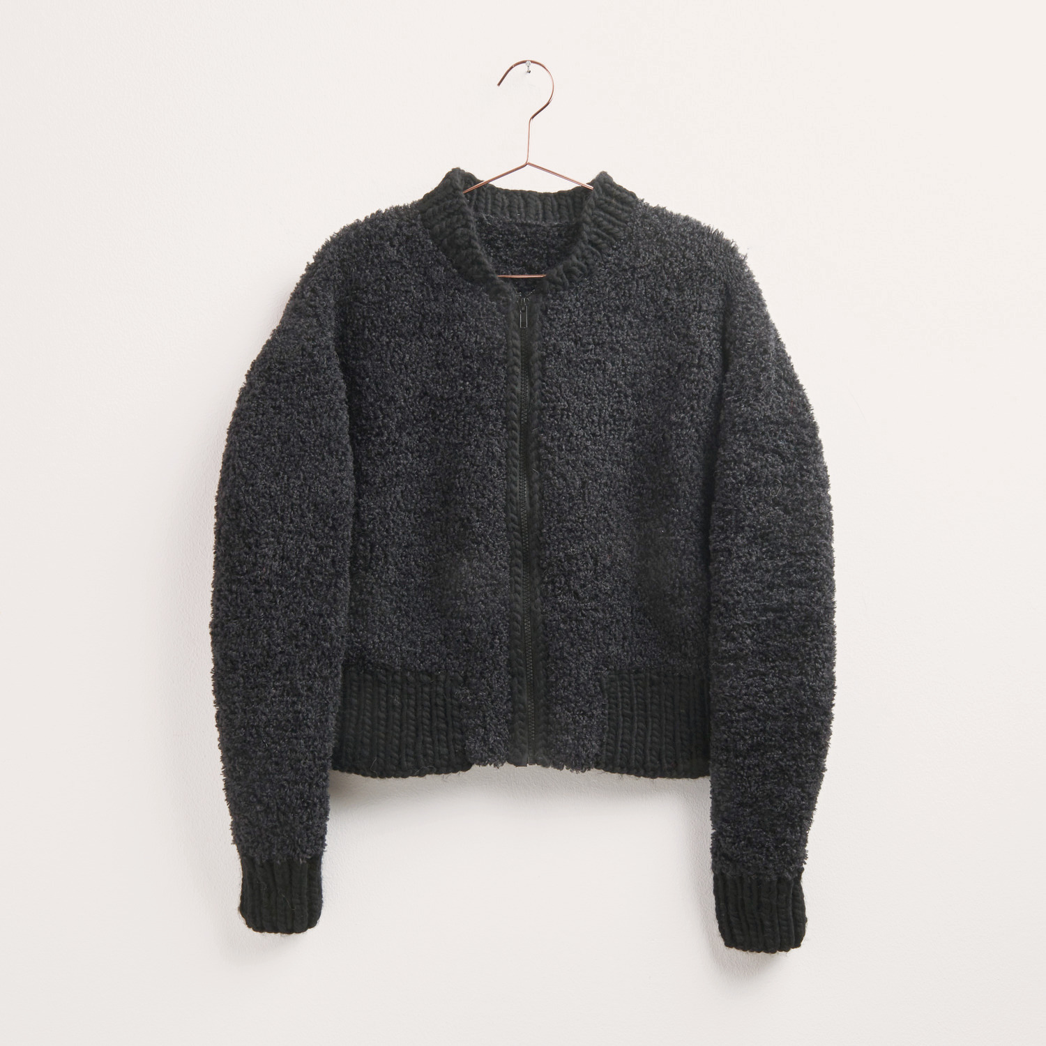 Strickset Jacke Modell 11 aus Made by Me No. 19, schwarze Jacke aus Creative Teddy Garn.