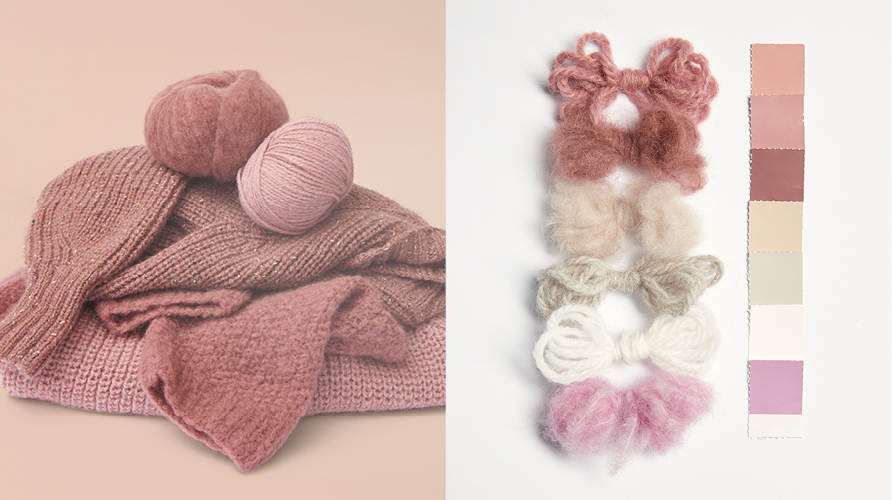 Zwei Bilder nebeneinander. Verschiedenen rosa gestrickte Pullover aufeinander gelegt mit zwei Garnknäuel und sechs verschiedene Garnabschnitte mit gleichfarbigen Stofffetzen.