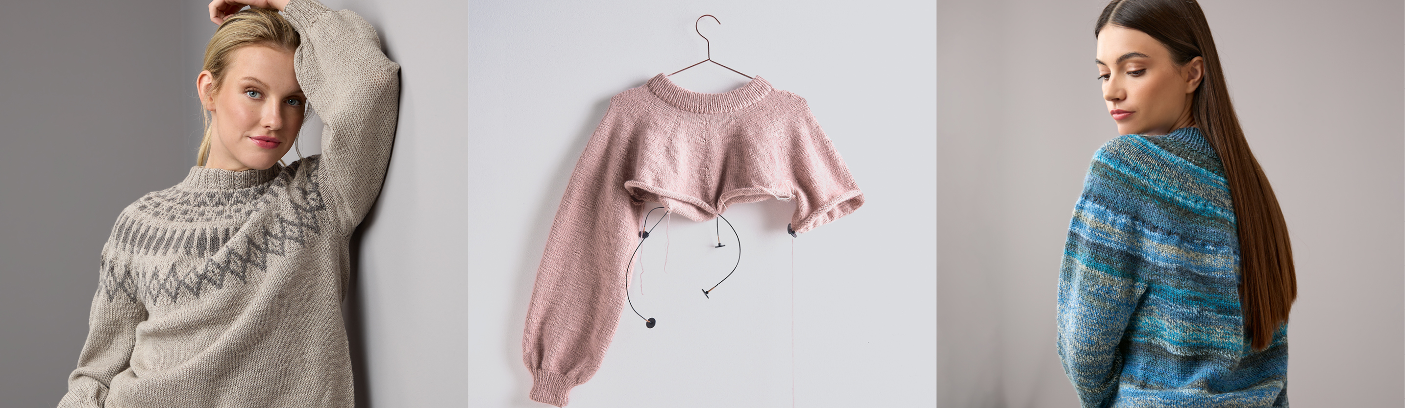 Drei Bilder nebeneinander. Eine Frau trägt einen grauen gestrickten Pullover mit Muster, ein nicht fertig gestrickter Pullover hängt an einem Kleiderbügel und eine Frau trägt einen blauen gestrickten Pullover.