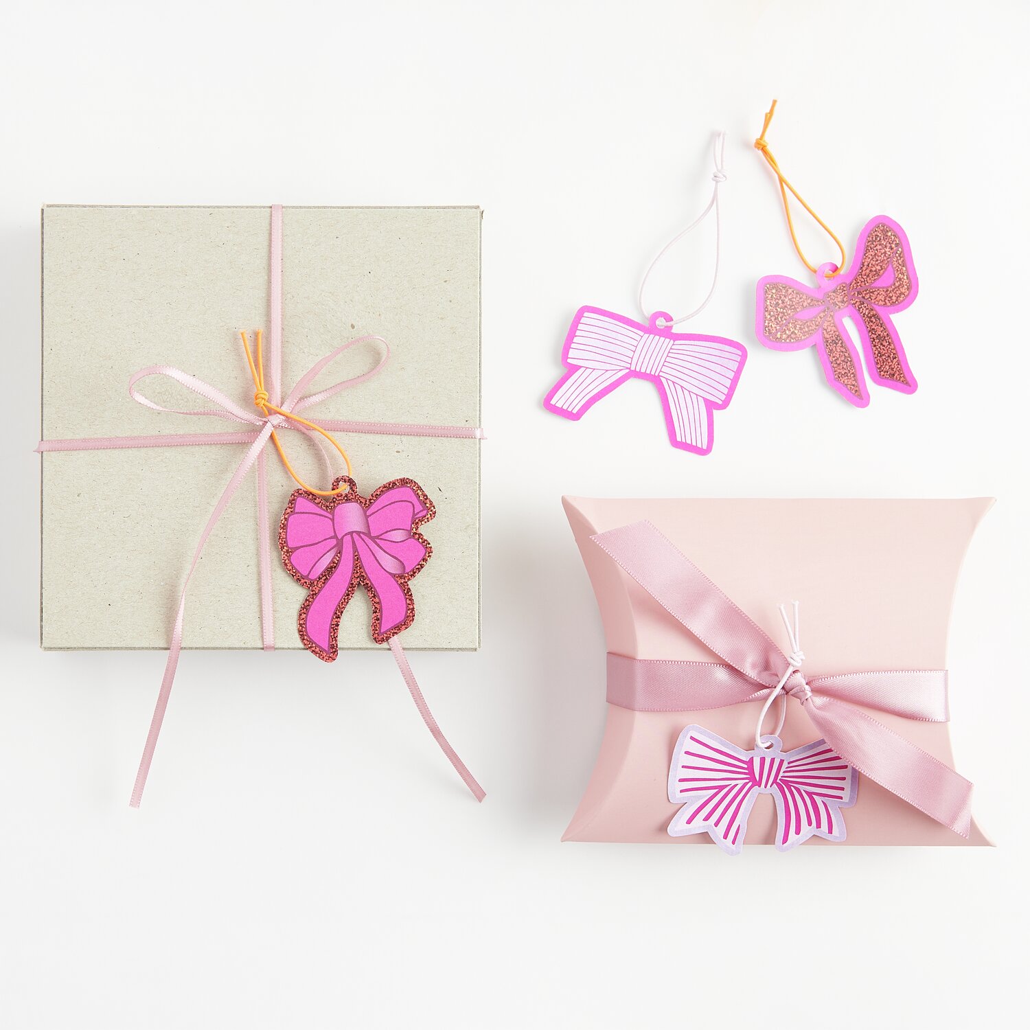 Paper Poetry Geschenkanhänger La Vie en Rose Schleifen Rosa: Elegante rosa Anhänger in Schleifenform, perfekt für Geschenkverpackungen.