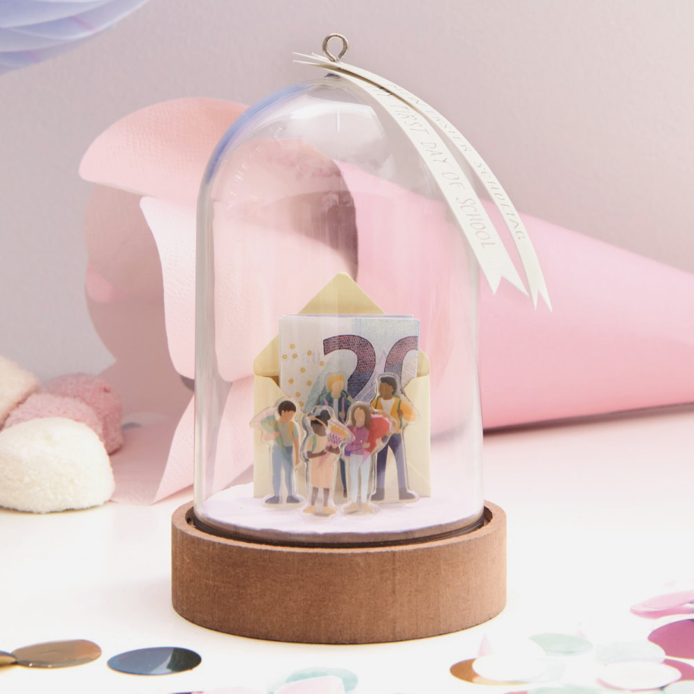 Dekohaube befüllt mit Mini-Umschlag und 20-Euro-Schein, sowie mehreren Mini-Figuren.