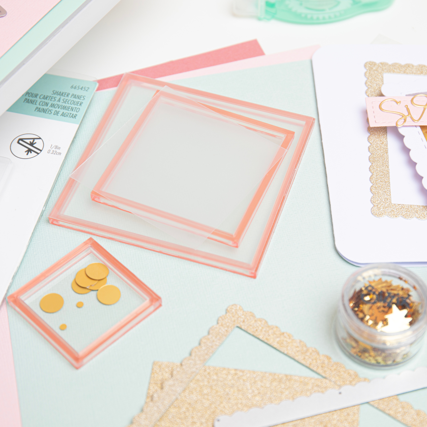 Making Essential Shaker Panes Squares 3PK von Sizzix in Rosa auf Bastelmaterialien.