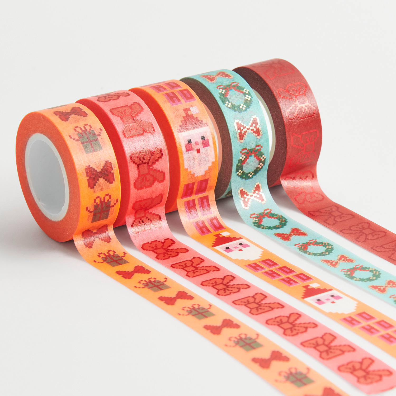 Paper Poetry Tape Set Schleifen Pixel: Fünf bunte Washi-Tapes von Rico Design mit festlichen Motiven, ideal für kreative Projekte.
