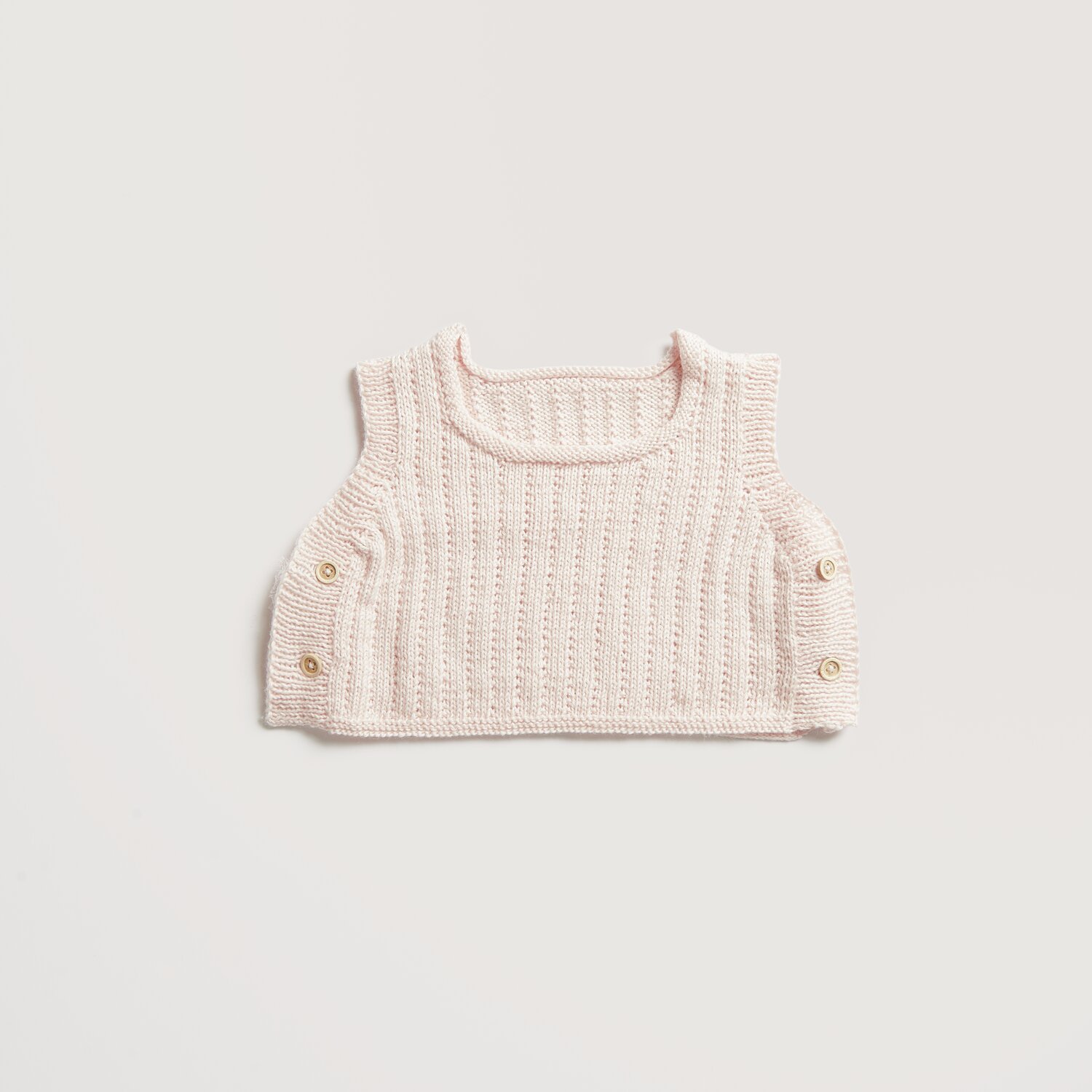 Baby Cozy Organic Cotton Cashmere: Weiches, gestricktes Babyoberteil mit Knöpfen an den Seiten, ideal für empfindliche Haut.