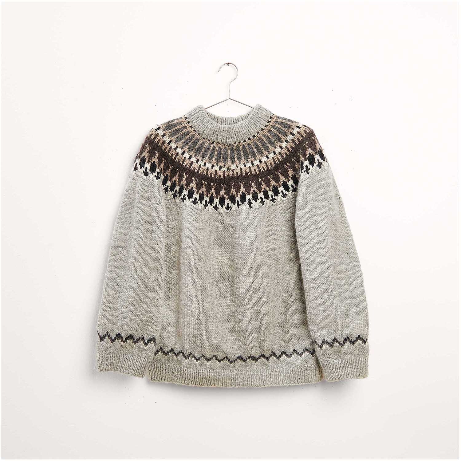Strickset Pullover Modell 06: Grauer Herrenpullover mit braunem Muster, ideal für den Winter.