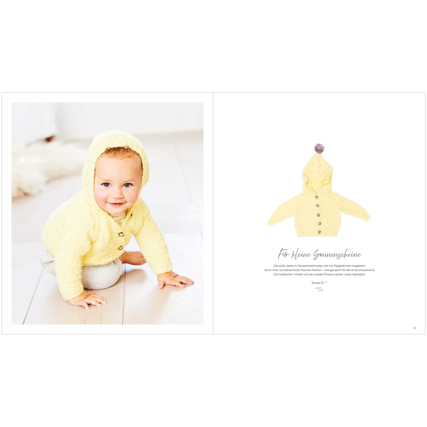 Rico Baby Heft Nr.29 zeigt ein lächelndes Baby in gelbem Strickoutfit mit Kapuze auf hellem Boden.