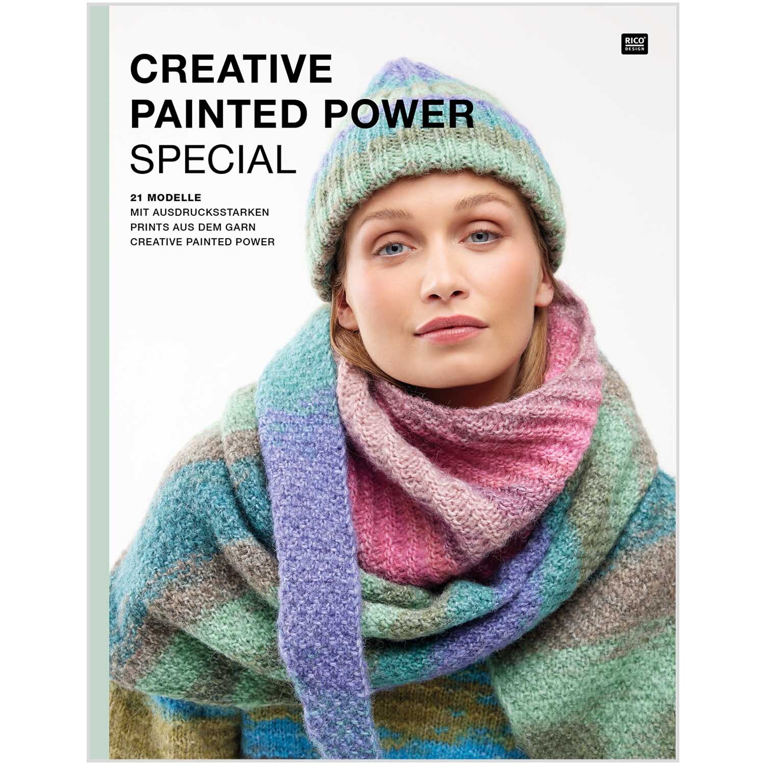 Creative Painted Power Special: Frau trägt gestrickte Mütze und Schal in bunten Pastelltönen, Marke Rico Design.