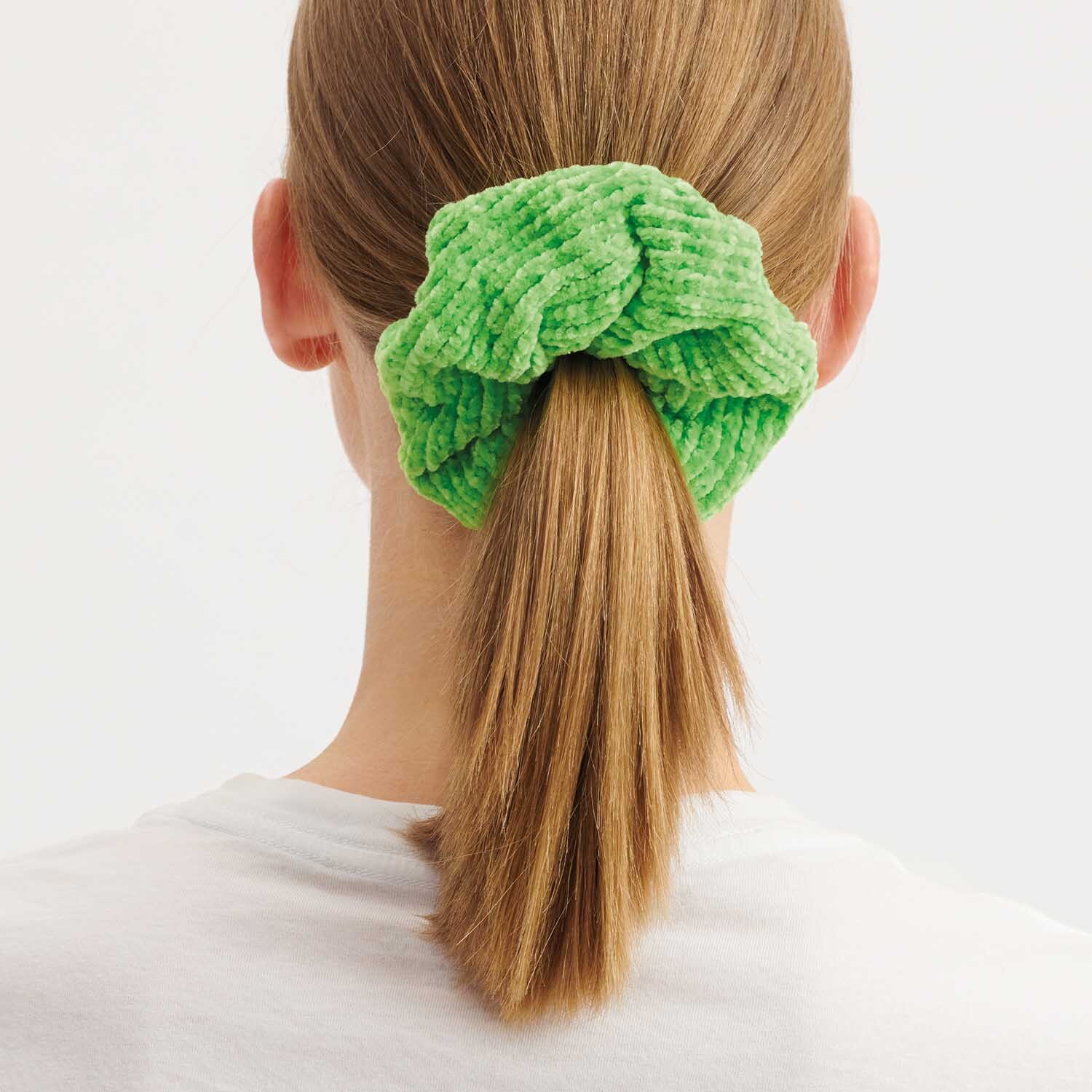 Strickanleitung Scrunchie aus Ricorumi Nilli Nilli dk: Frau mit grünem Scrunchie im Haar, Rückansicht.