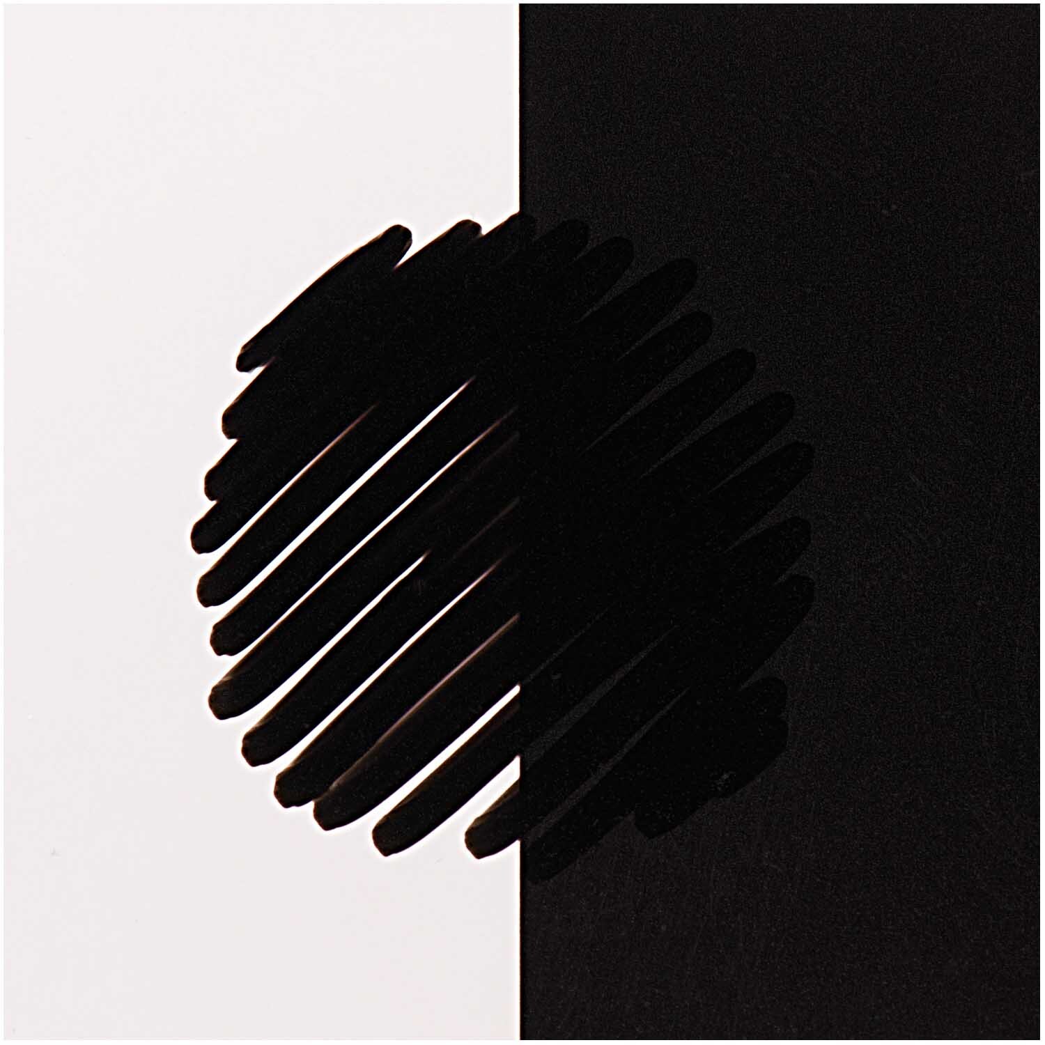 Lackmarker 2,0mm von Rico Design, schwarz, auf weißem und schwarzem Hintergrund mit gezeichneter Linie.