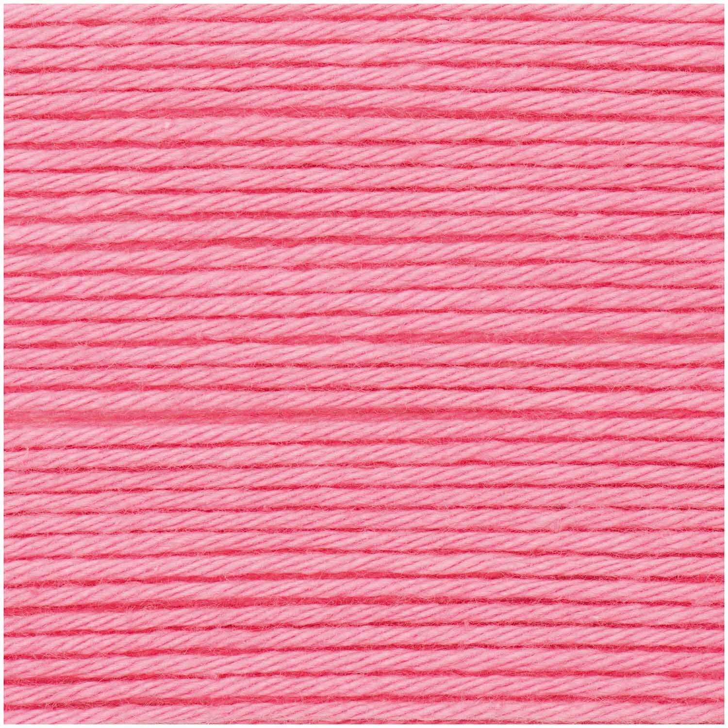 Creative Ricorumi dk, Bonbonrosa Garn von Rico Design, 25g. Nahaufnahme von weichem, rosa Strickgarn.