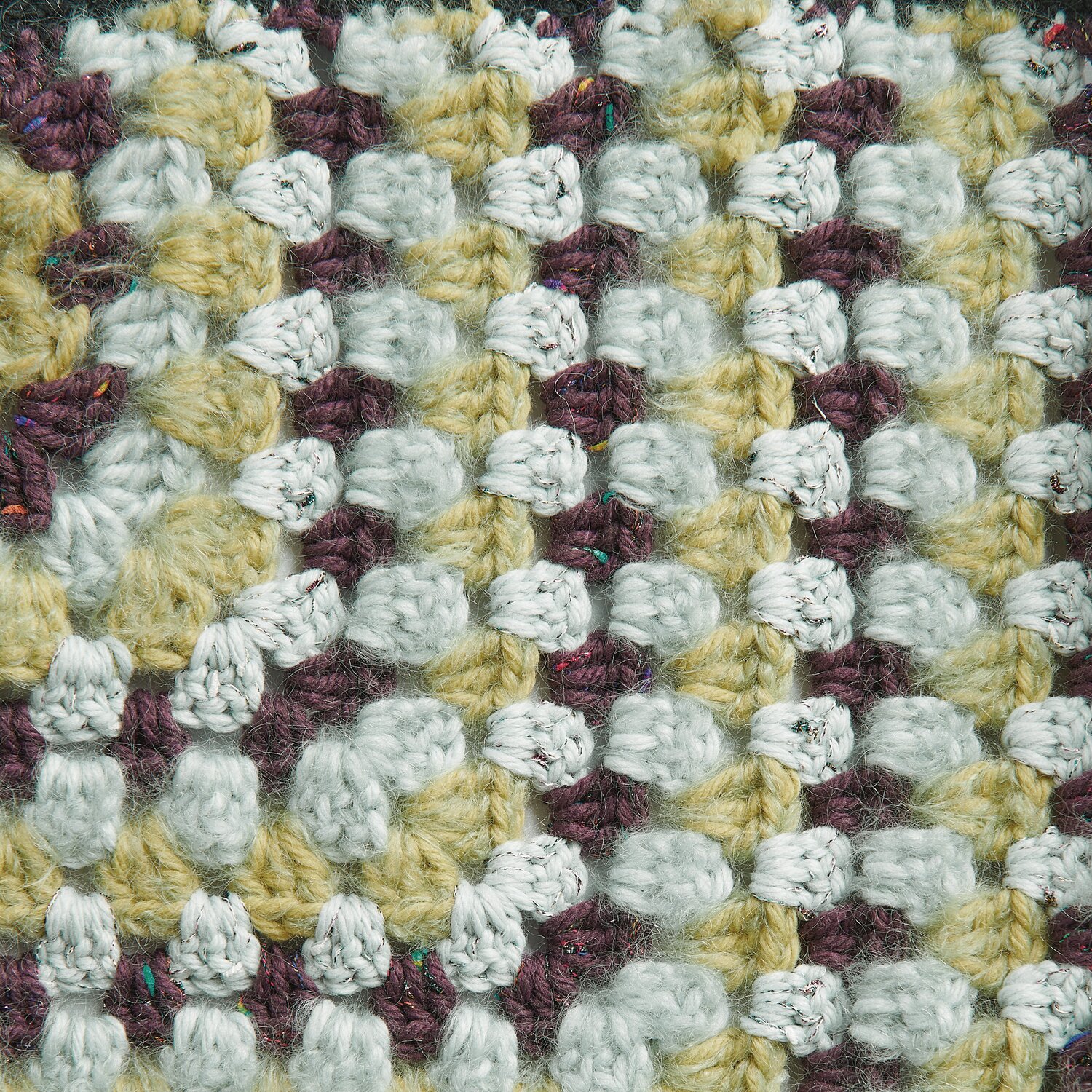 Made by Me No. 21 Herbst-Winter: Nahaufnahme eines gestrickten Musters in Natur- und Pflaumentönen.