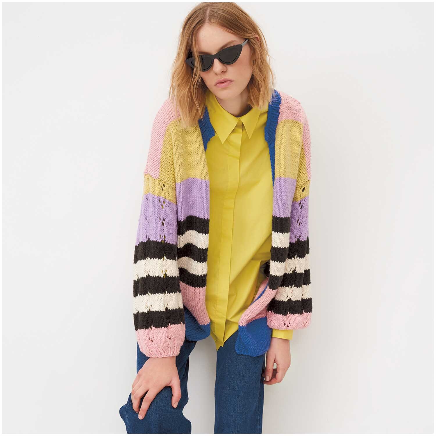 Creative So Cool + So Soft Cotton chunky: Frau in gelbem Hemd und bunter Strickjacke von Rico Design.