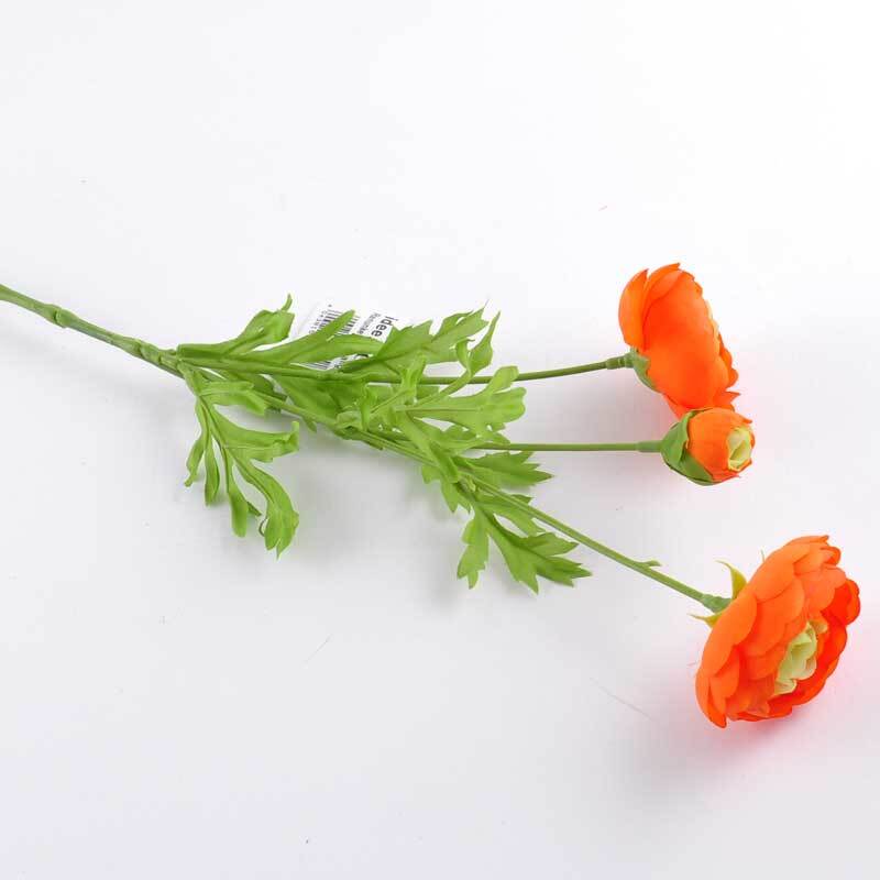 Ranunkel orange 42cm: Drei leuchtend orangefarbene Blüten mit grünen Blättern auf weißem Hintergrund.